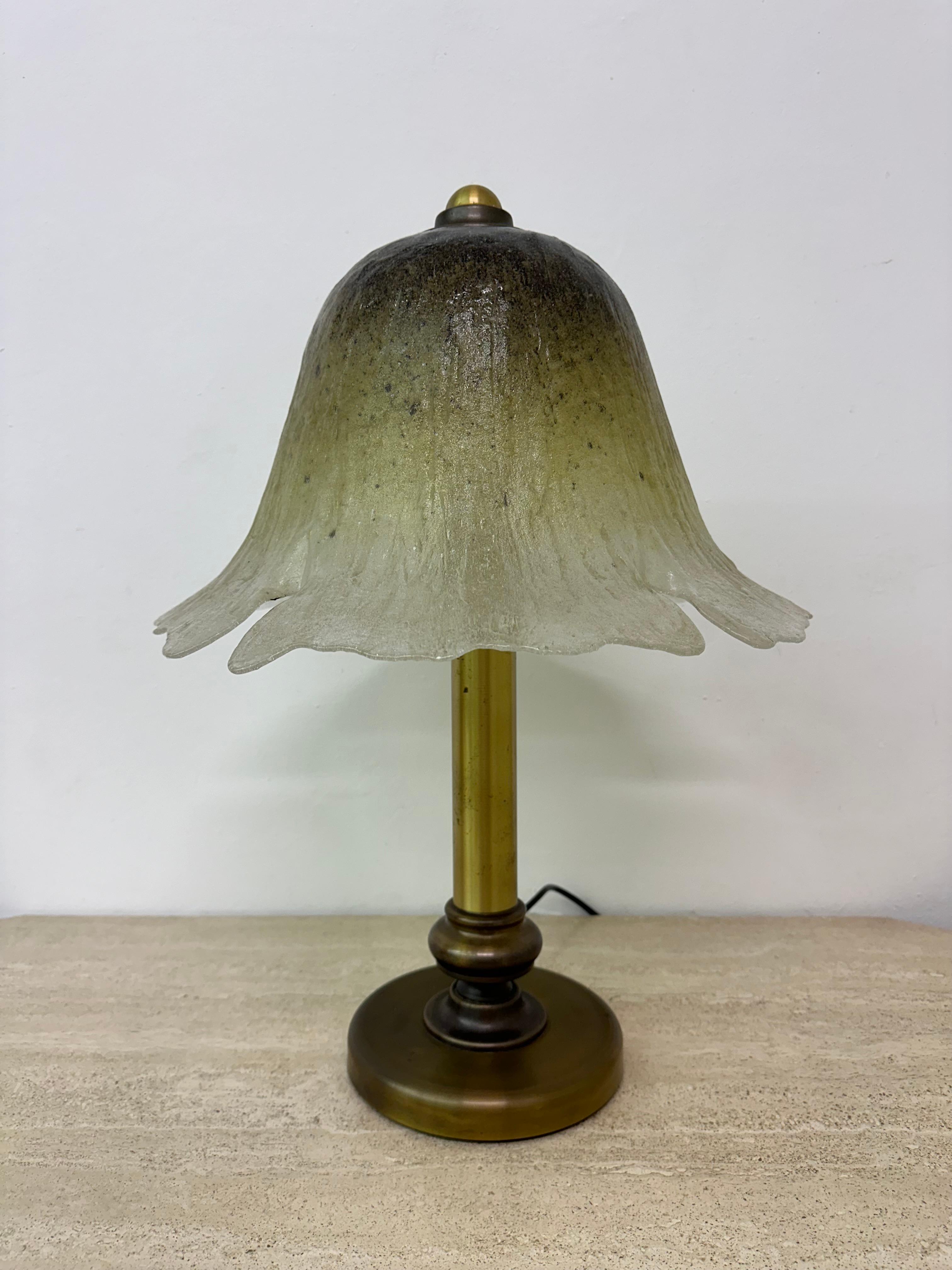 Mid-Century Modern Lampe de table en verre Peil & Putzler avec base en laiton, 1970 en vente