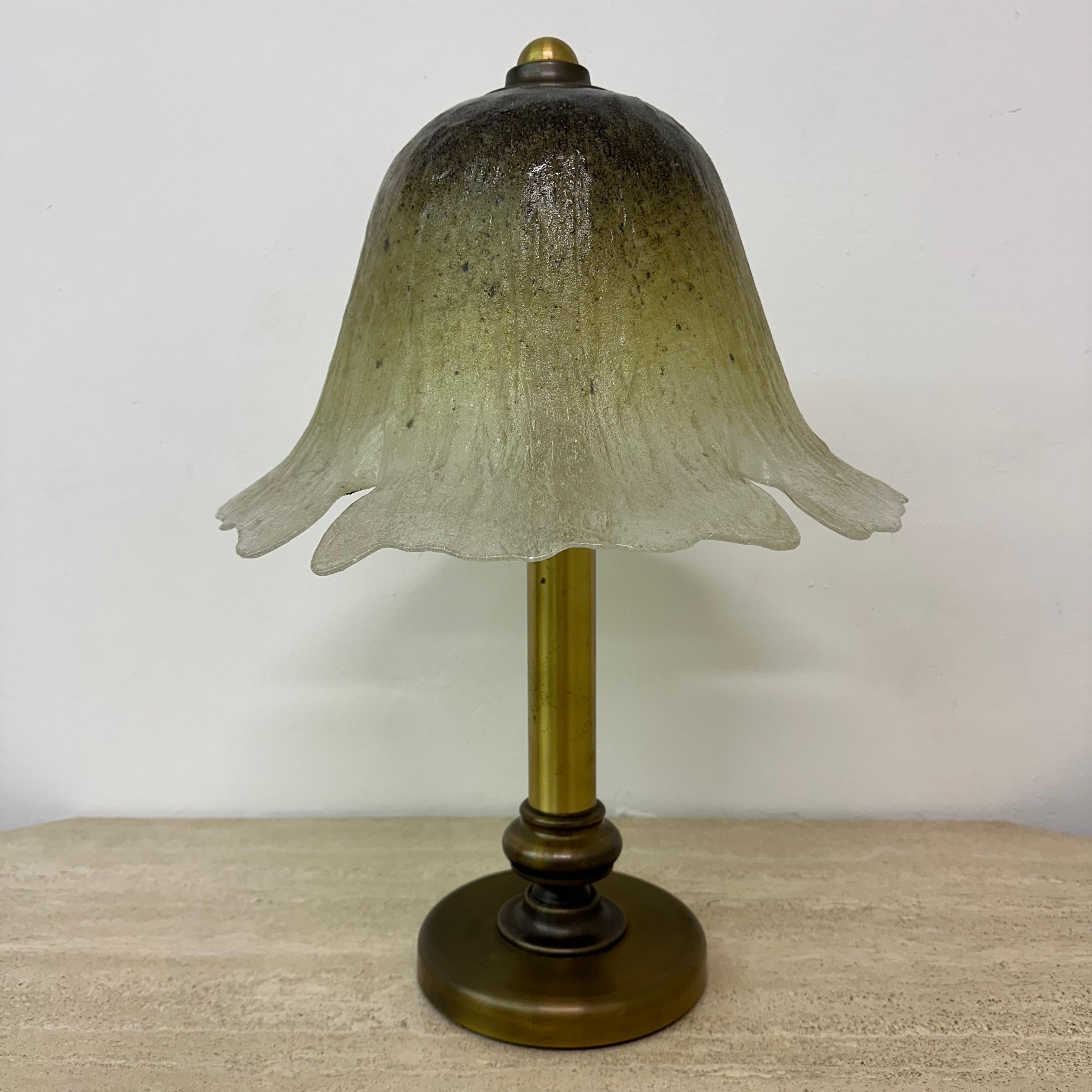 Allemand Lampe de table en verre Peil & Putzler avec base en laiton, 1970 en vente