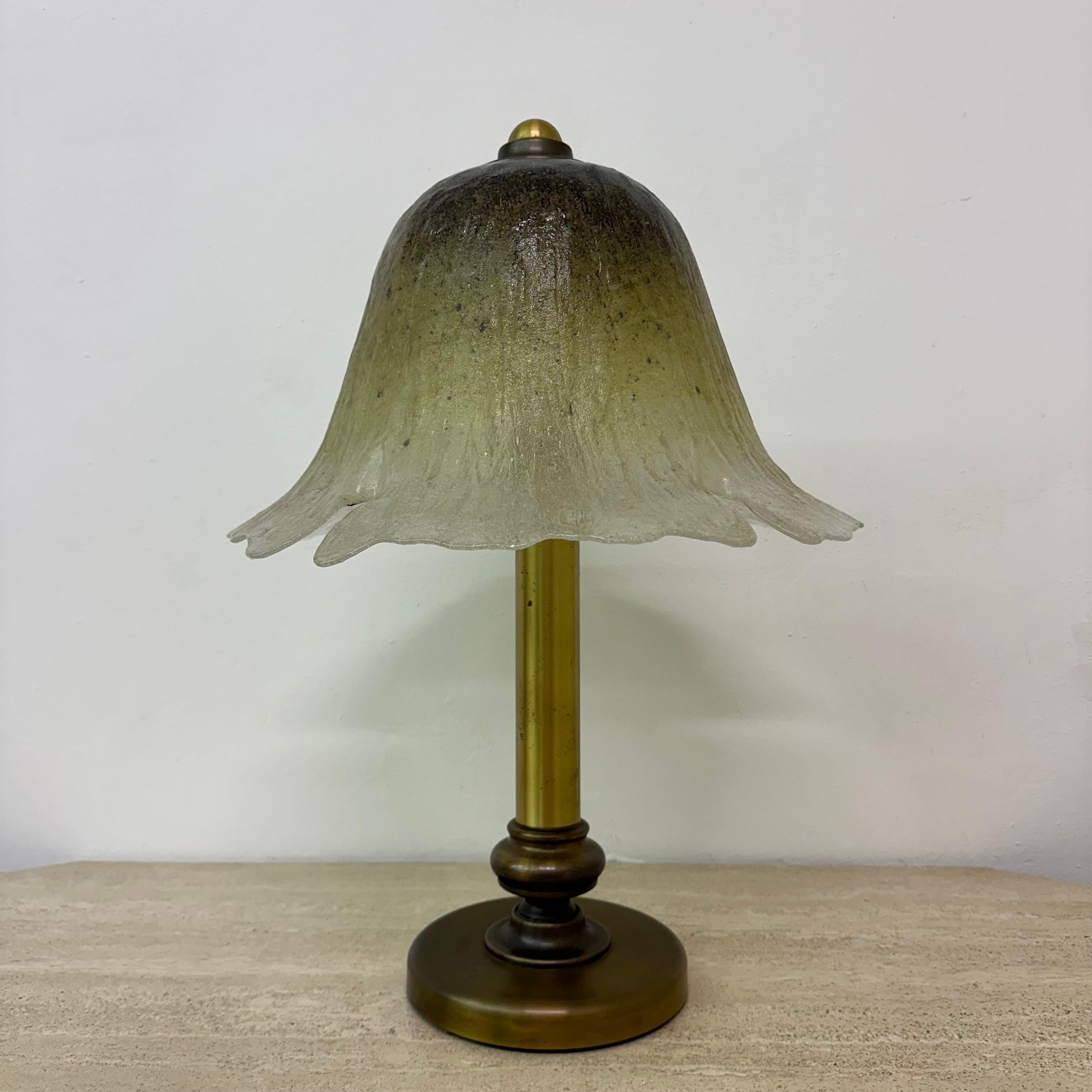 Lampe de table en verre Peil & Putzler avec base en laiton, 1970 Bon état - En vente à Delft, NL
