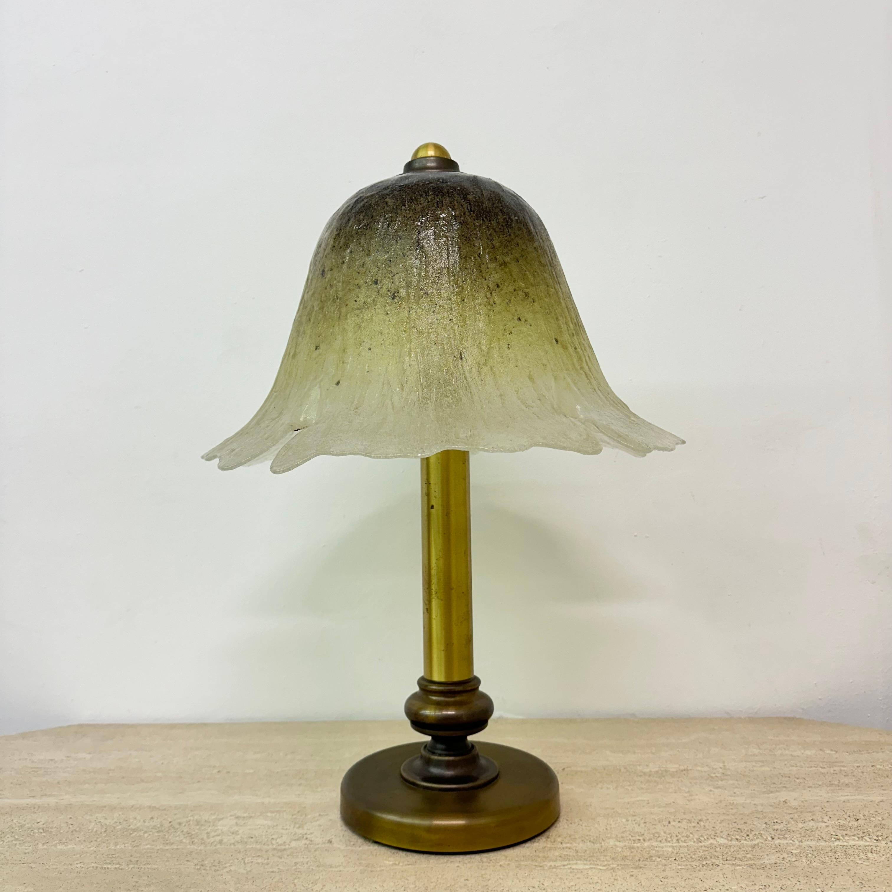Métal Lampe de table en verre Peil & Putzler avec base en laiton, 1970 en vente