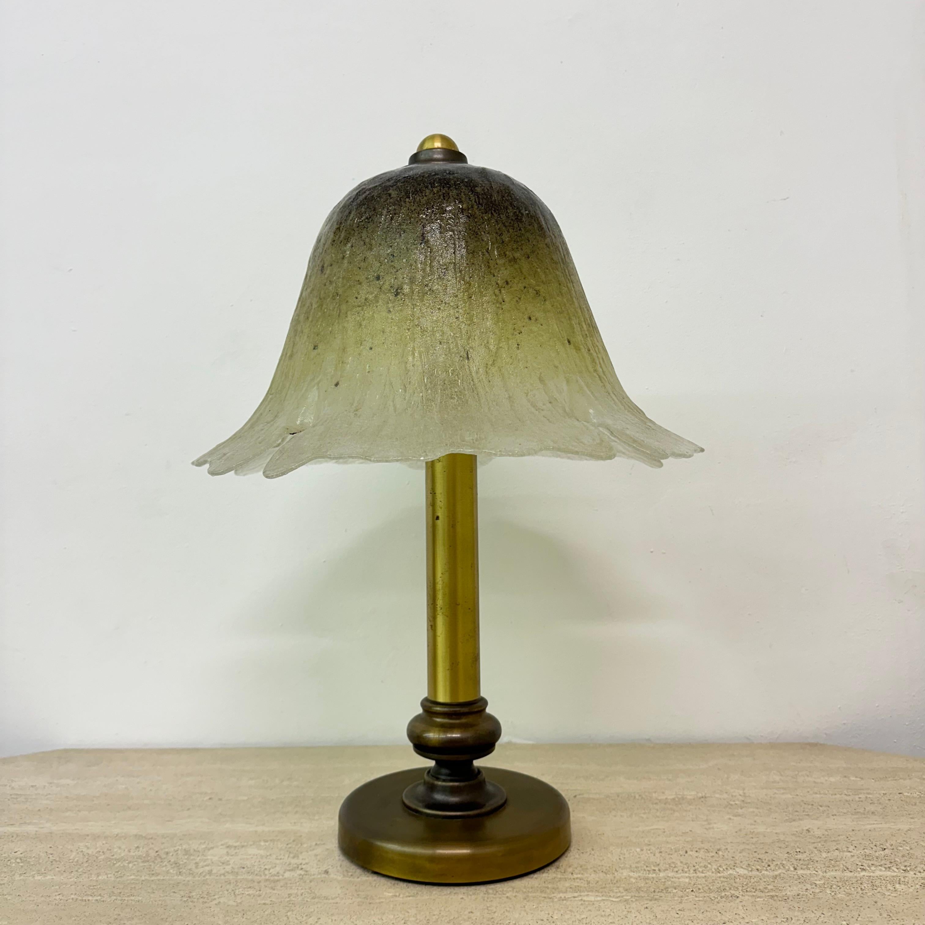Lampe de table en verre Peil & Putzler avec base en laiton, 1970 en vente 1