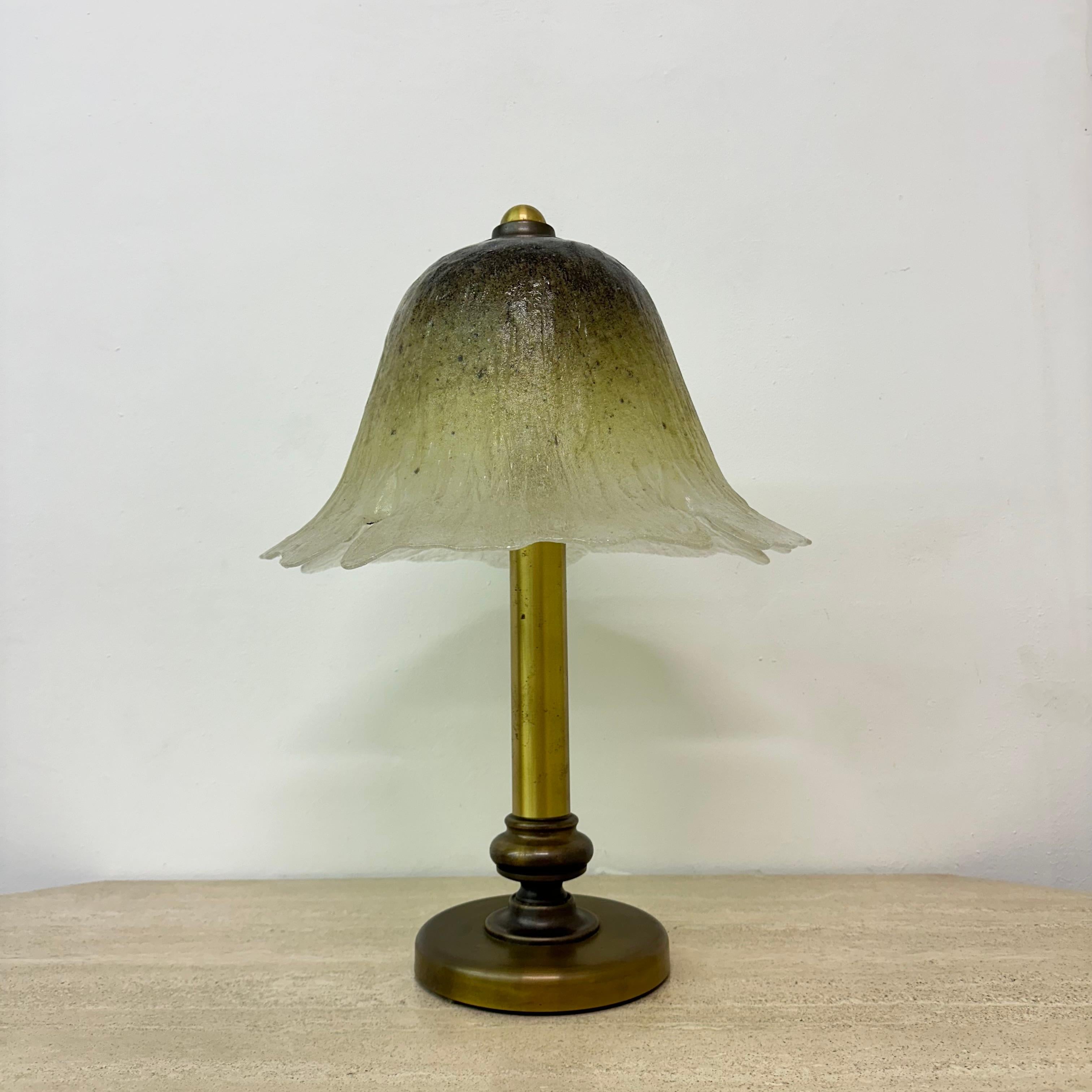 Lampe de table en verre Peil & Putzler avec base en laiton, 1970 en vente 2