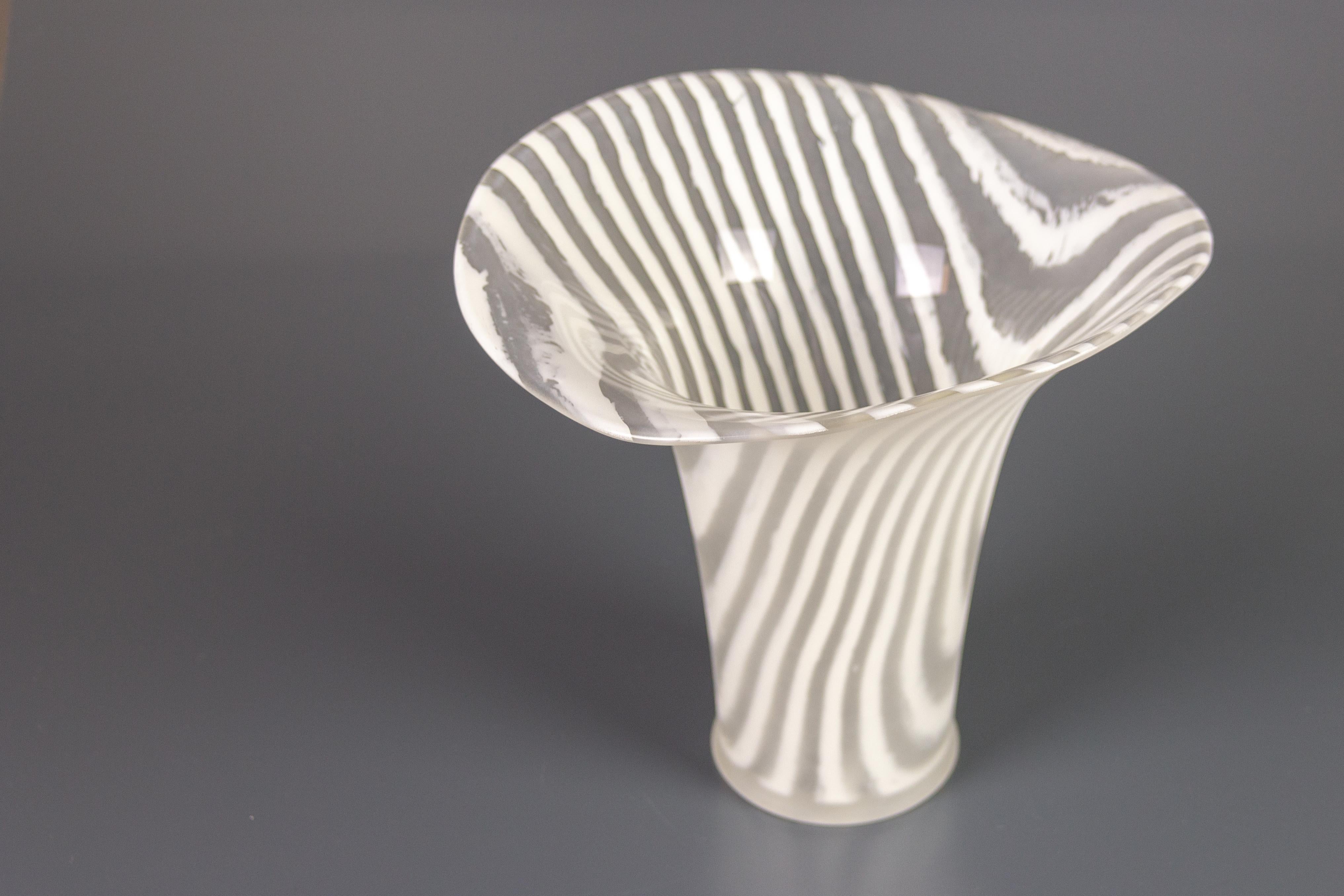 Vase aus weiß gestreiftem Glas von Peill und Putzler, 1970er Jahre im Angebot 3