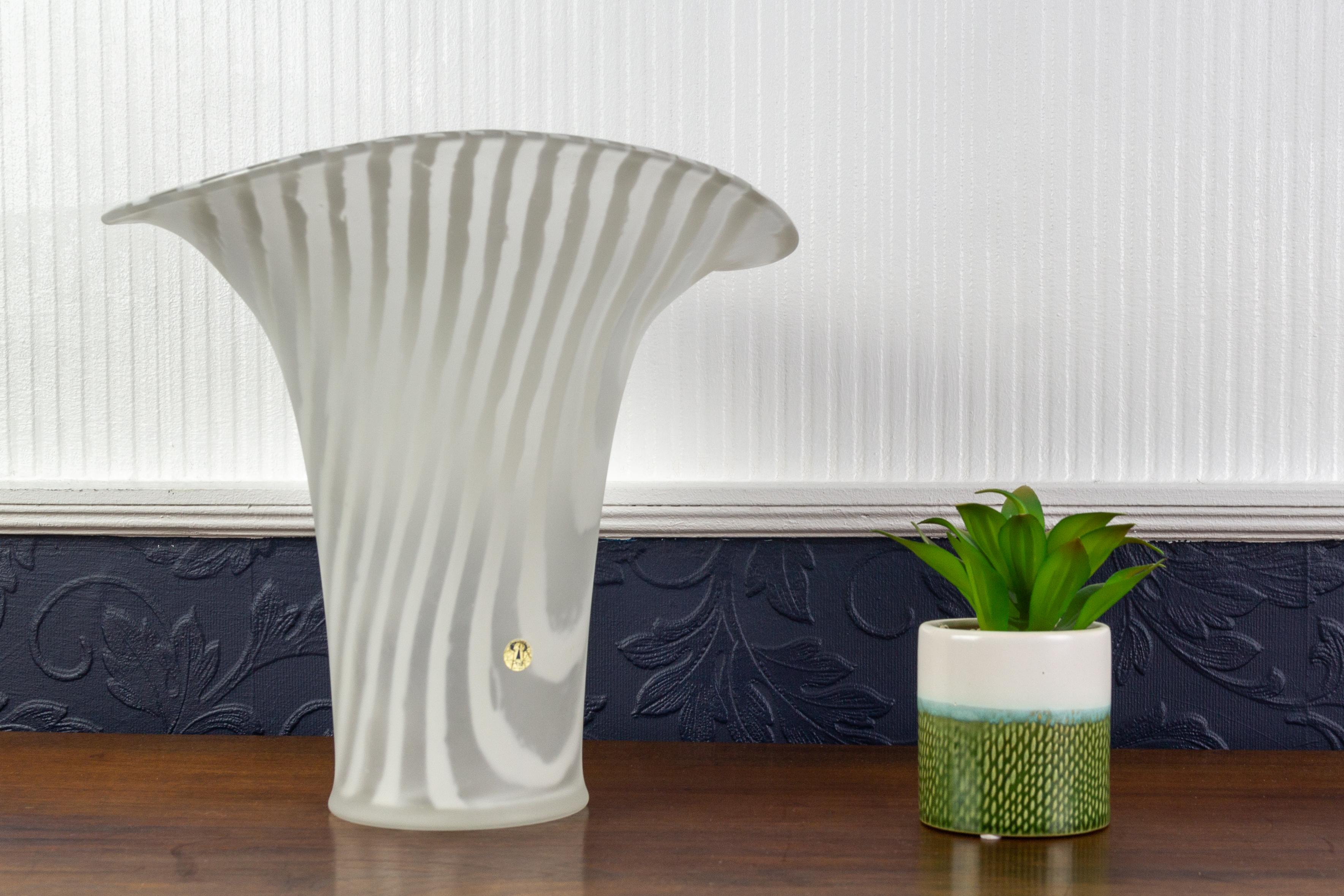 Vase aus weiß gestreiftem Glas von Peill und Putzler, 1970er Jahre im Angebot 9