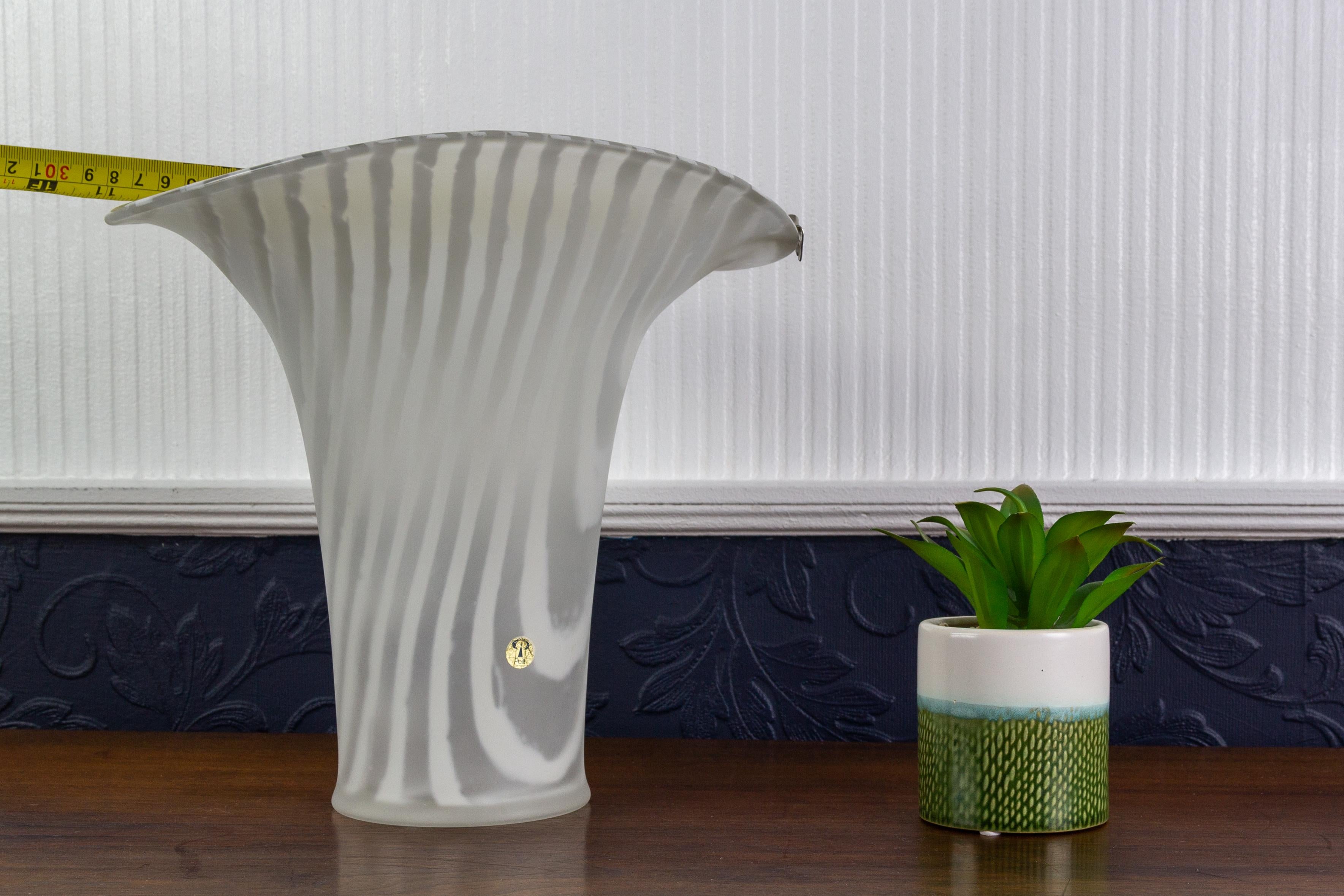 Vase aus weiß gestreiftem Glas von Peill und Putzler, 1970er Jahre im Angebot 11