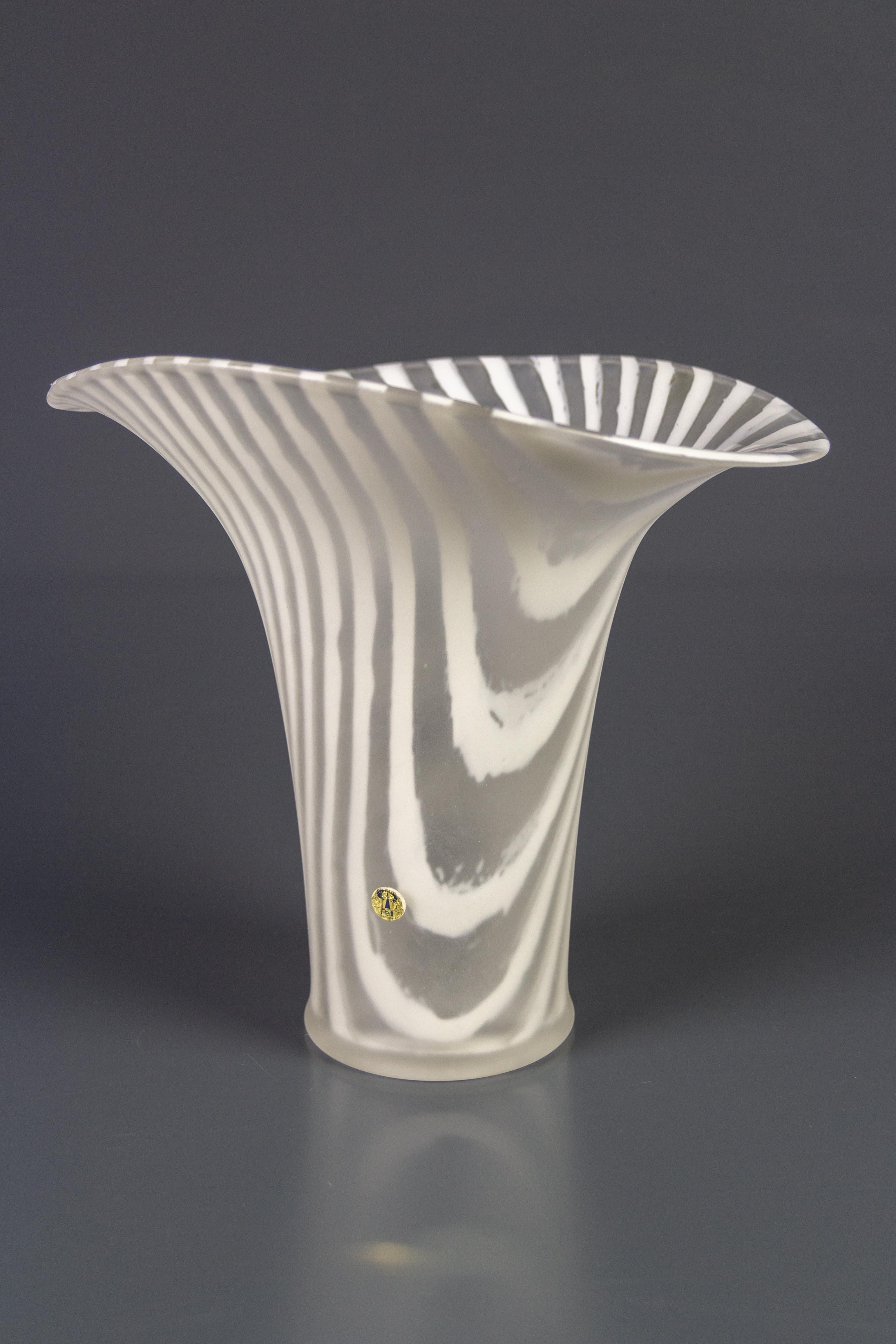 Vase aus weiß gestreiftem Glas von Peill und Putzler, 1970er Jahre im Angebot 13