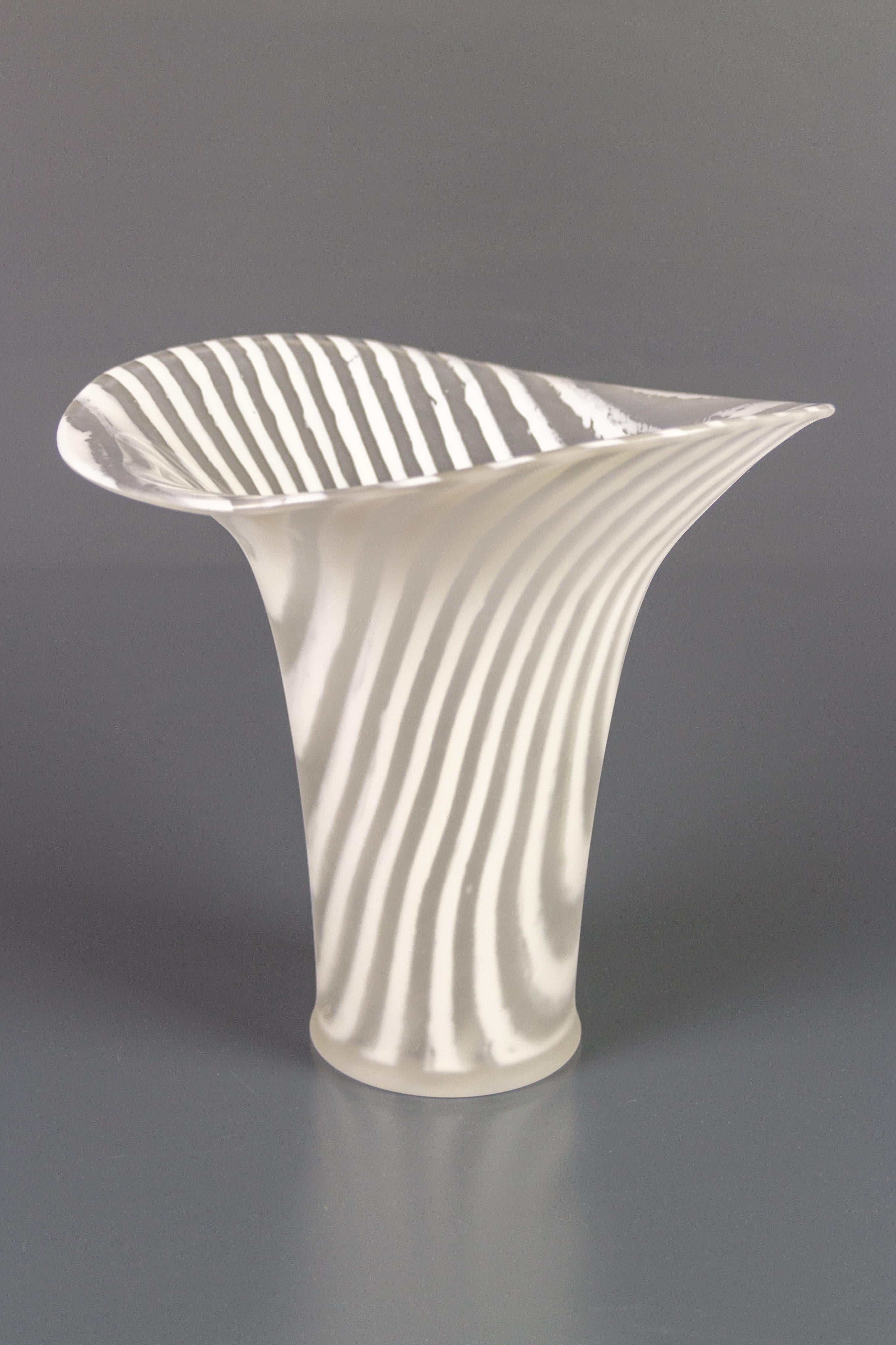 Mid-Century moderno Vaso in vetro a righe bianche Peill & Putzler, anni '70 in vendita