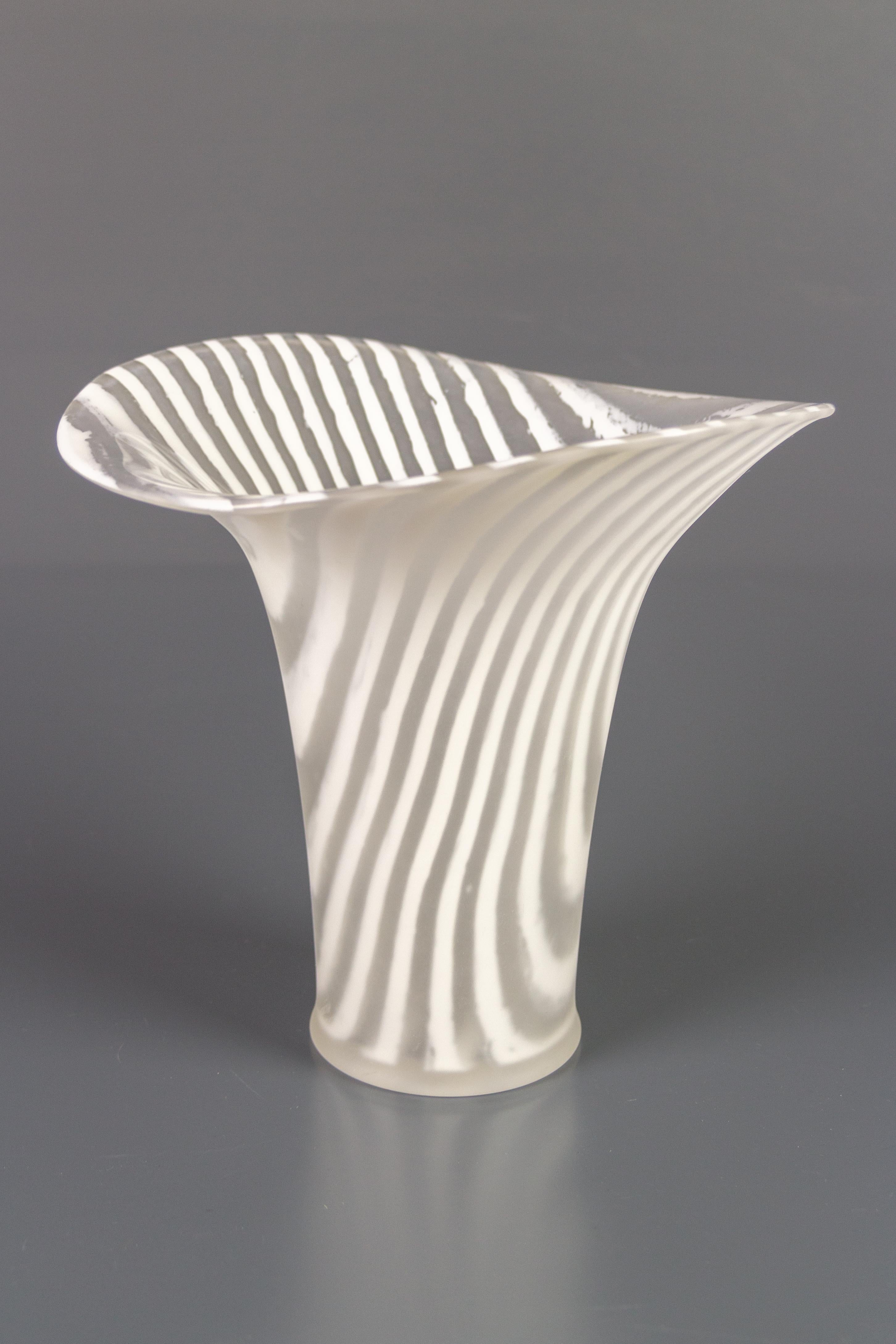 Mid-Century Modern Vase en verre à rayures blanches Peill and Putzler, 1970 en vente