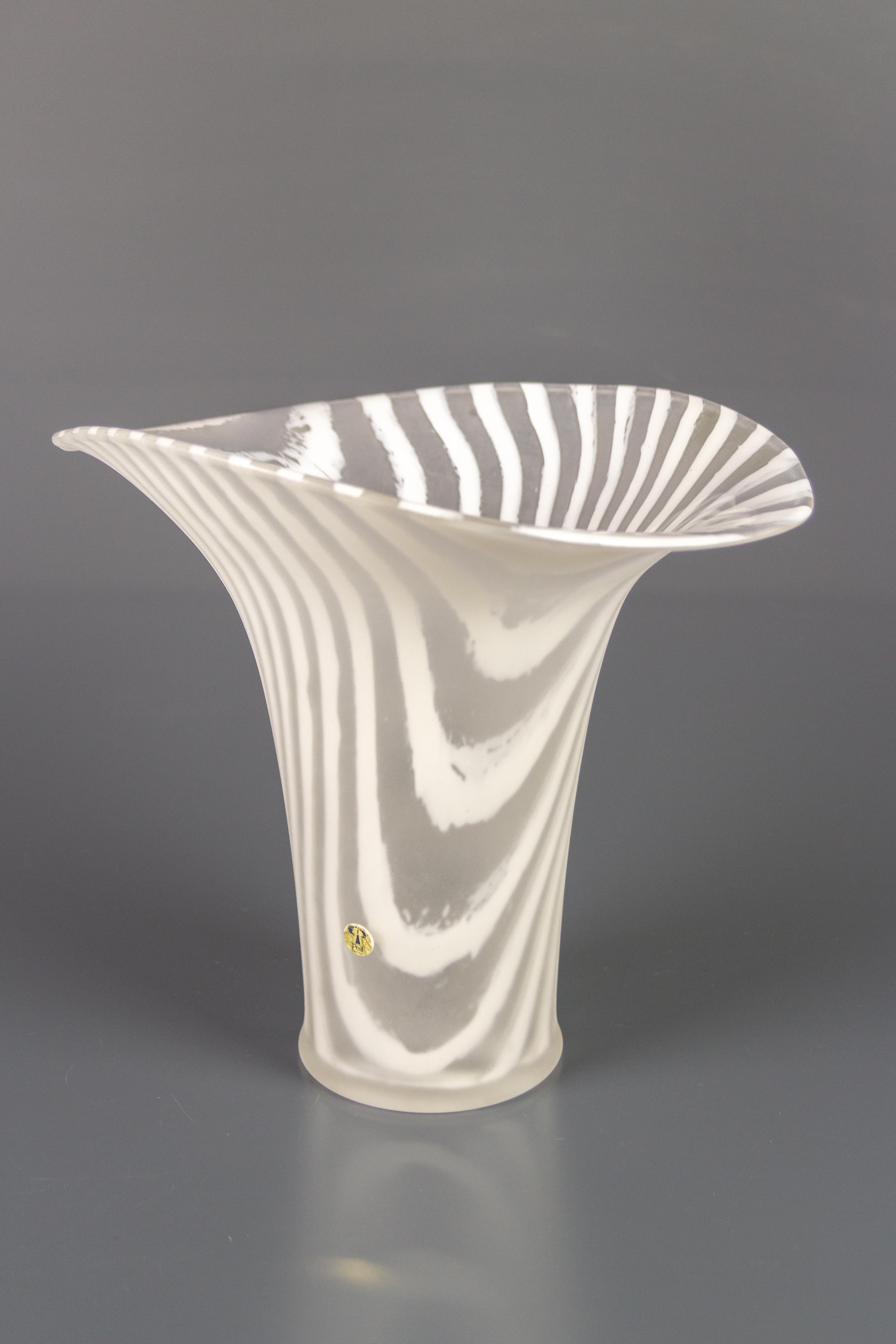 Allemand Vase en verre à rayures blanches Peill and Putzler, 1970 en vente