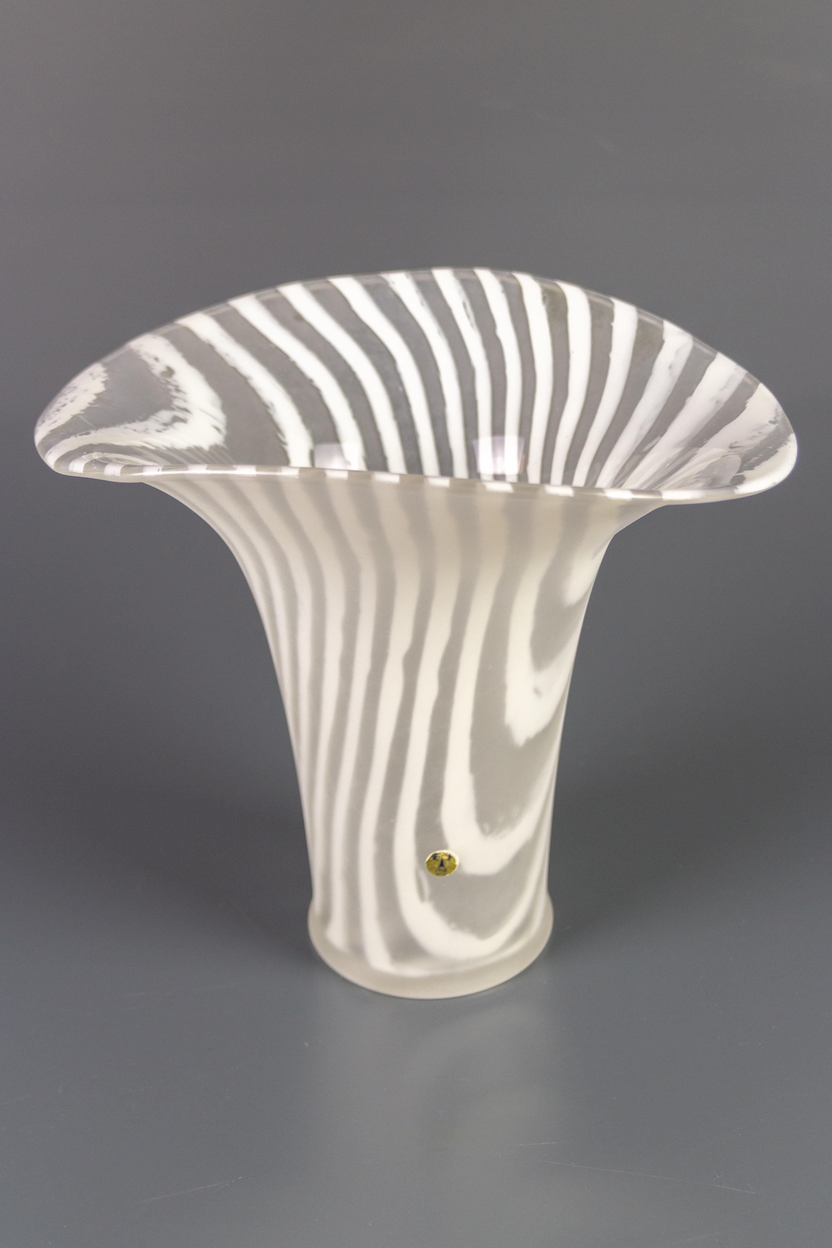 Vase aus weiß gestreiftem Glas von Peill und Putzler, 1970er Jahre (Deutsch) im Angebot