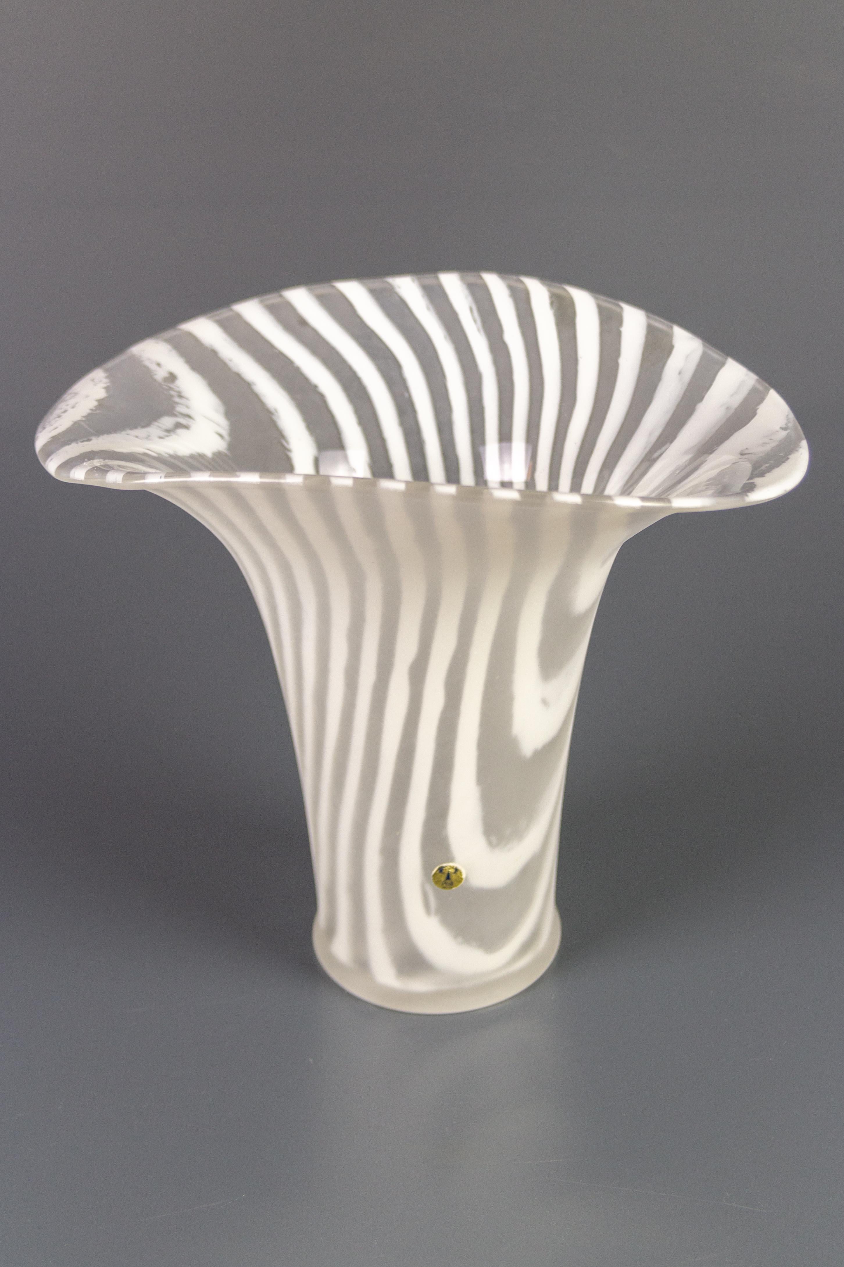Vaso in vetro a righe bianche Peill & Putzler, anni '70 In condizioni buone in vendita a Barntrup, DE