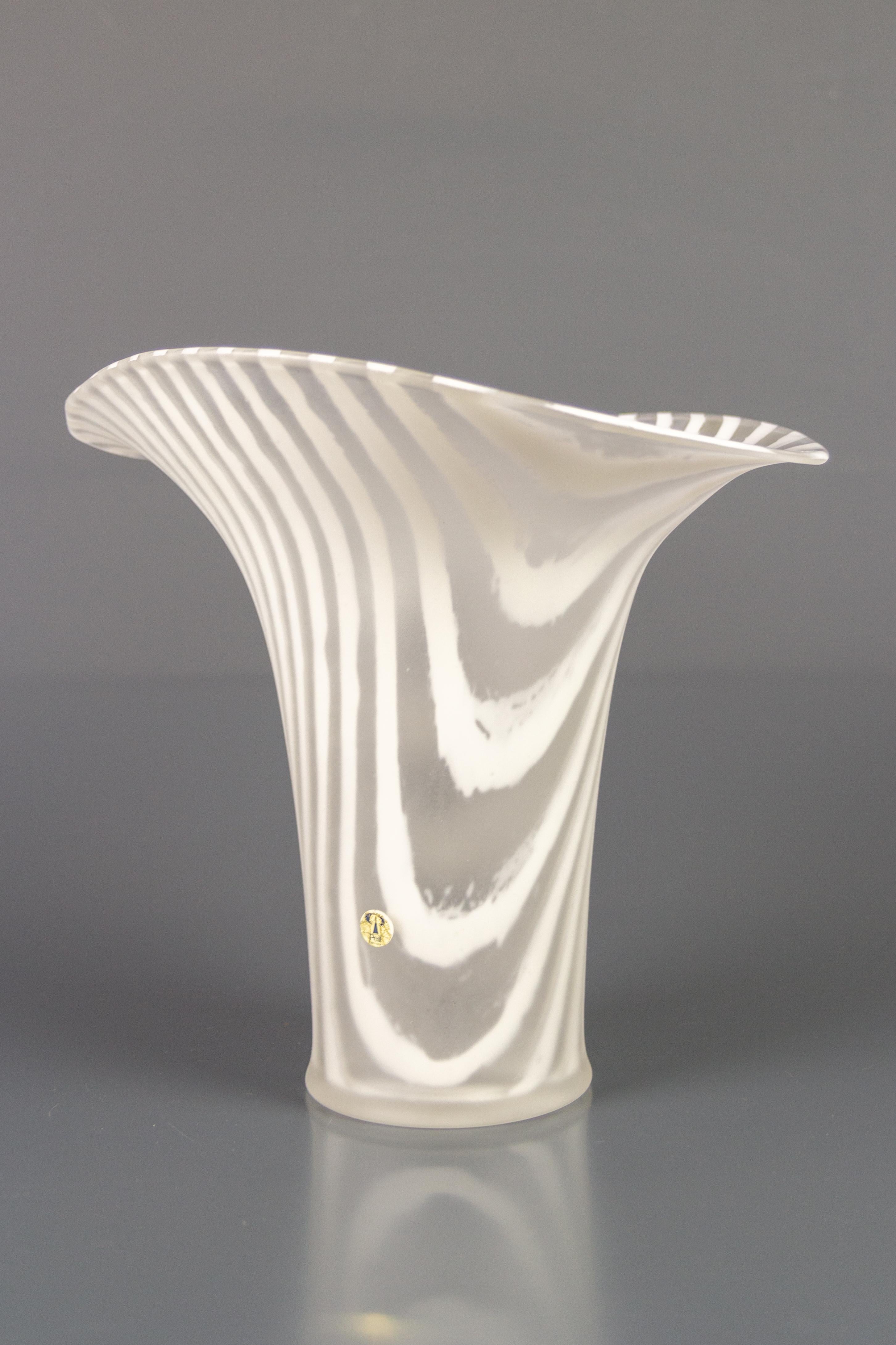 Vetro Vaso in vetro a righe bianche Peill & Putzler, anni '70 in vendita