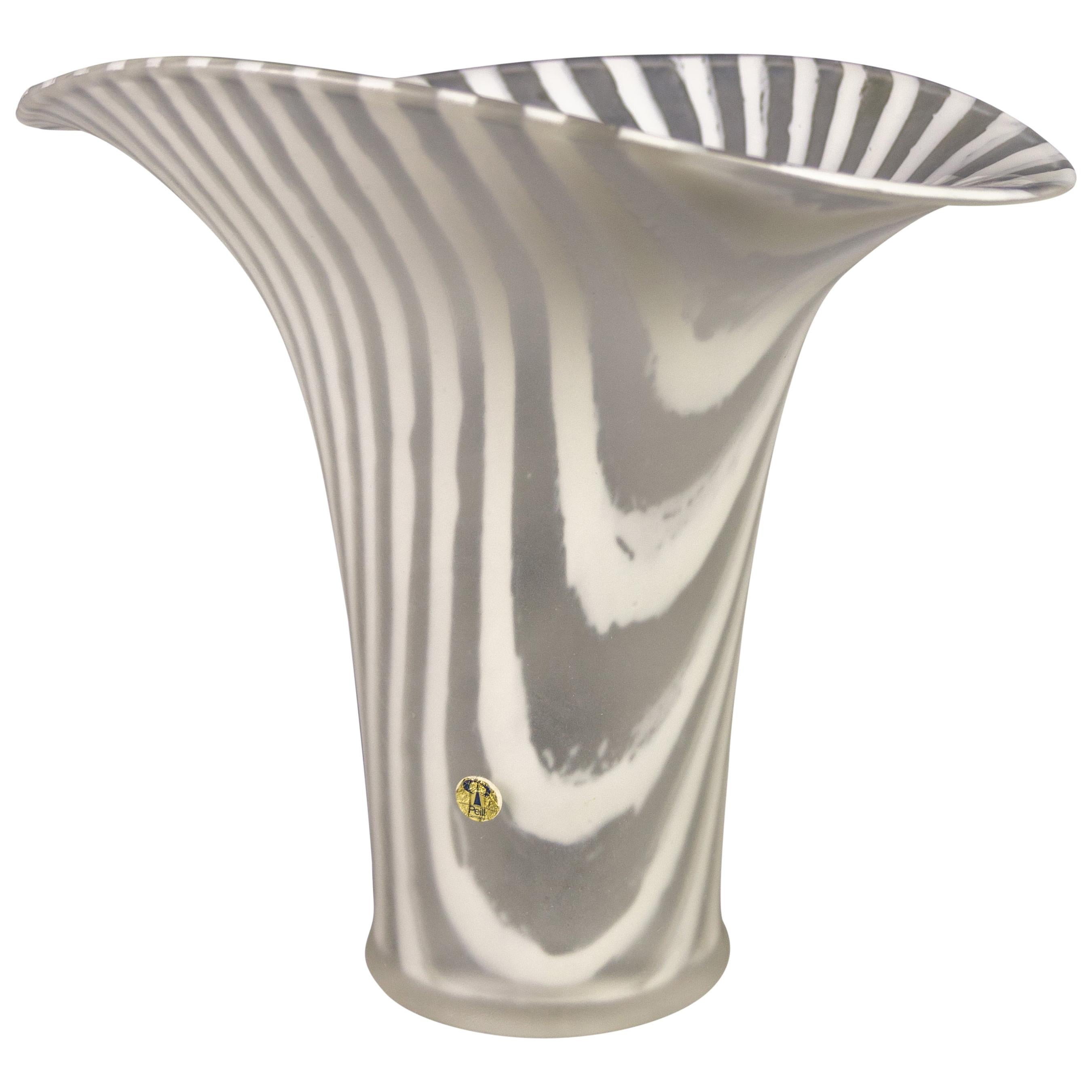 Vase aus weiß gestreiftem Glas von Peill und Putzler, 1970er Jahre im Angebot