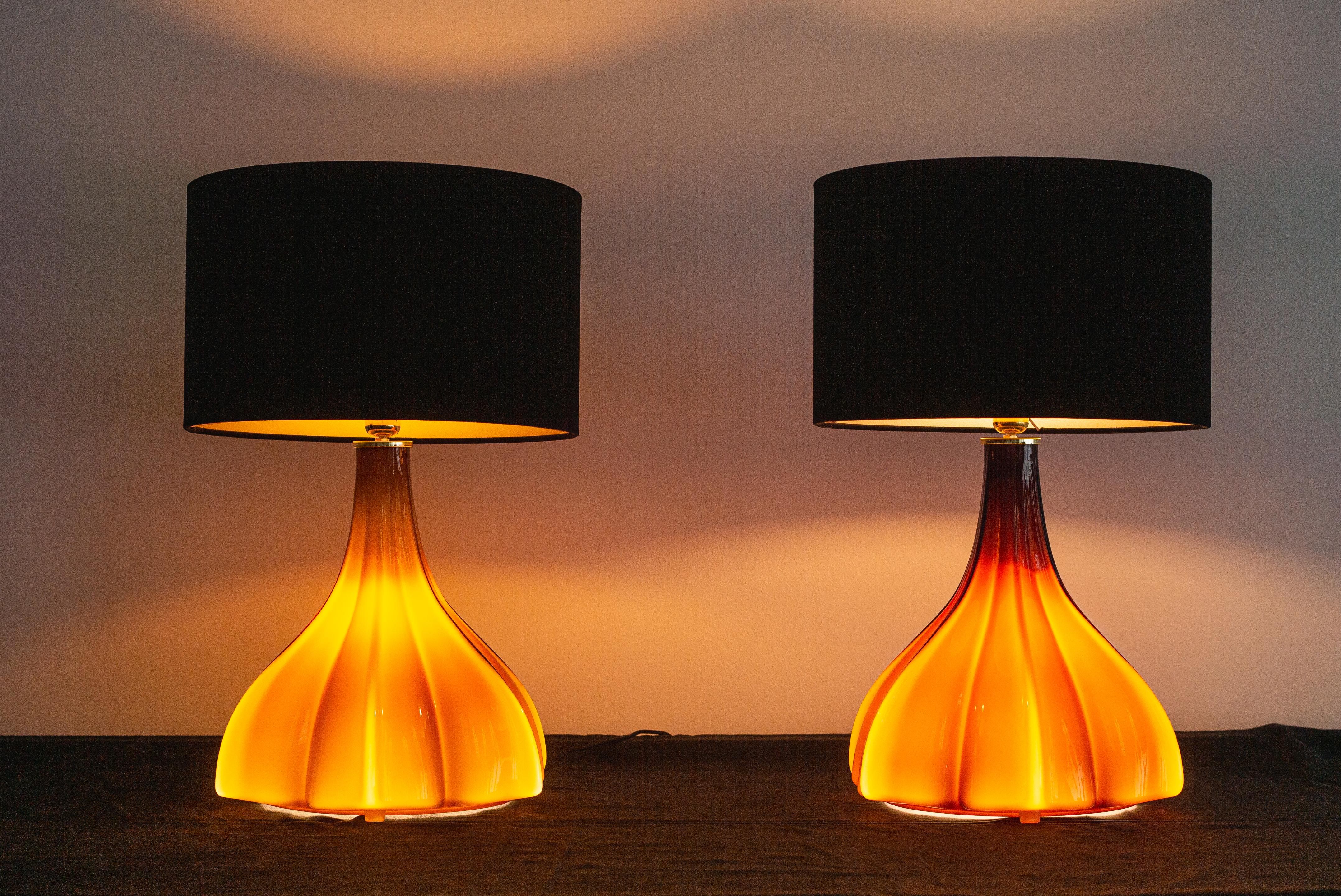 These 1970s lights are a true work of art. The artisan glass blowers made thes by hand. They consist of two layers.. White opaline inside and brown / caramel glass on the outside. They come with new black velvet shades.
These Peill & Putzler Lamps