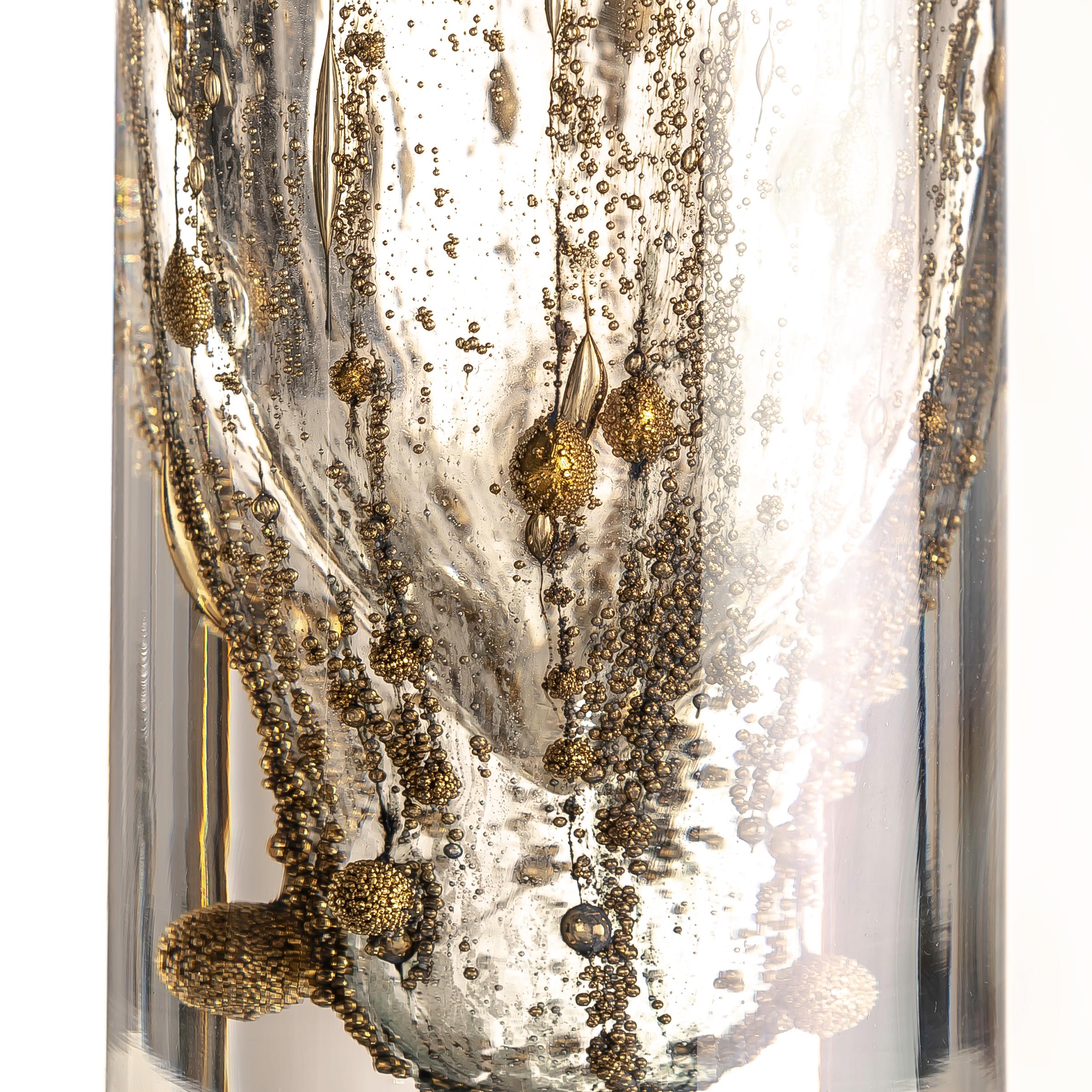 Adquirir el Jarrón de vidrio artístico Peill & Putzler de Alemania de los años 60, adornado con burbujas doradas en su interior, ofrece la oportunidad de poseer una cautivadora pieza de arte de mediados de siglo que trasciende la mera funcionalidad