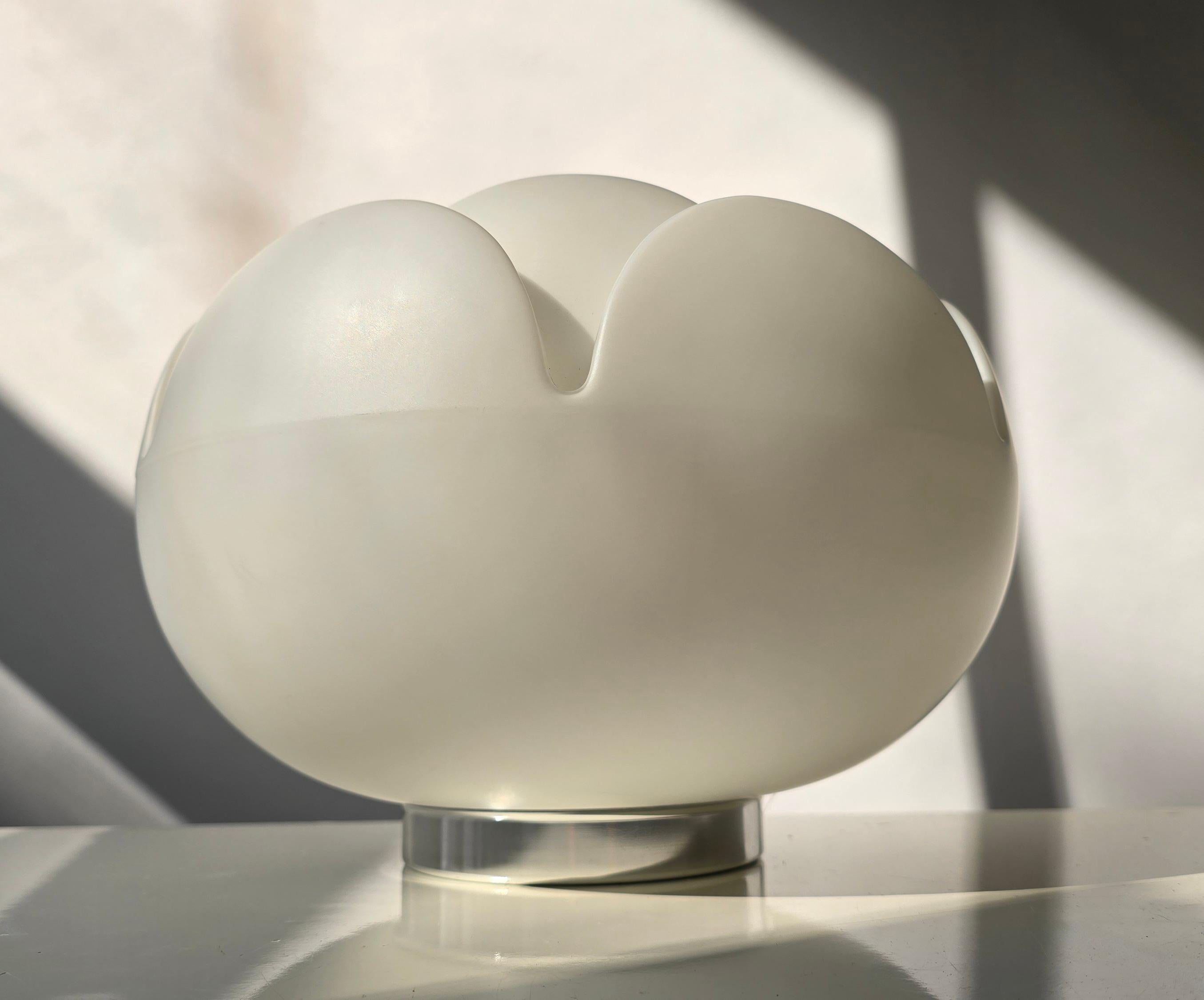 Lampe de table en verre opalin blanc 