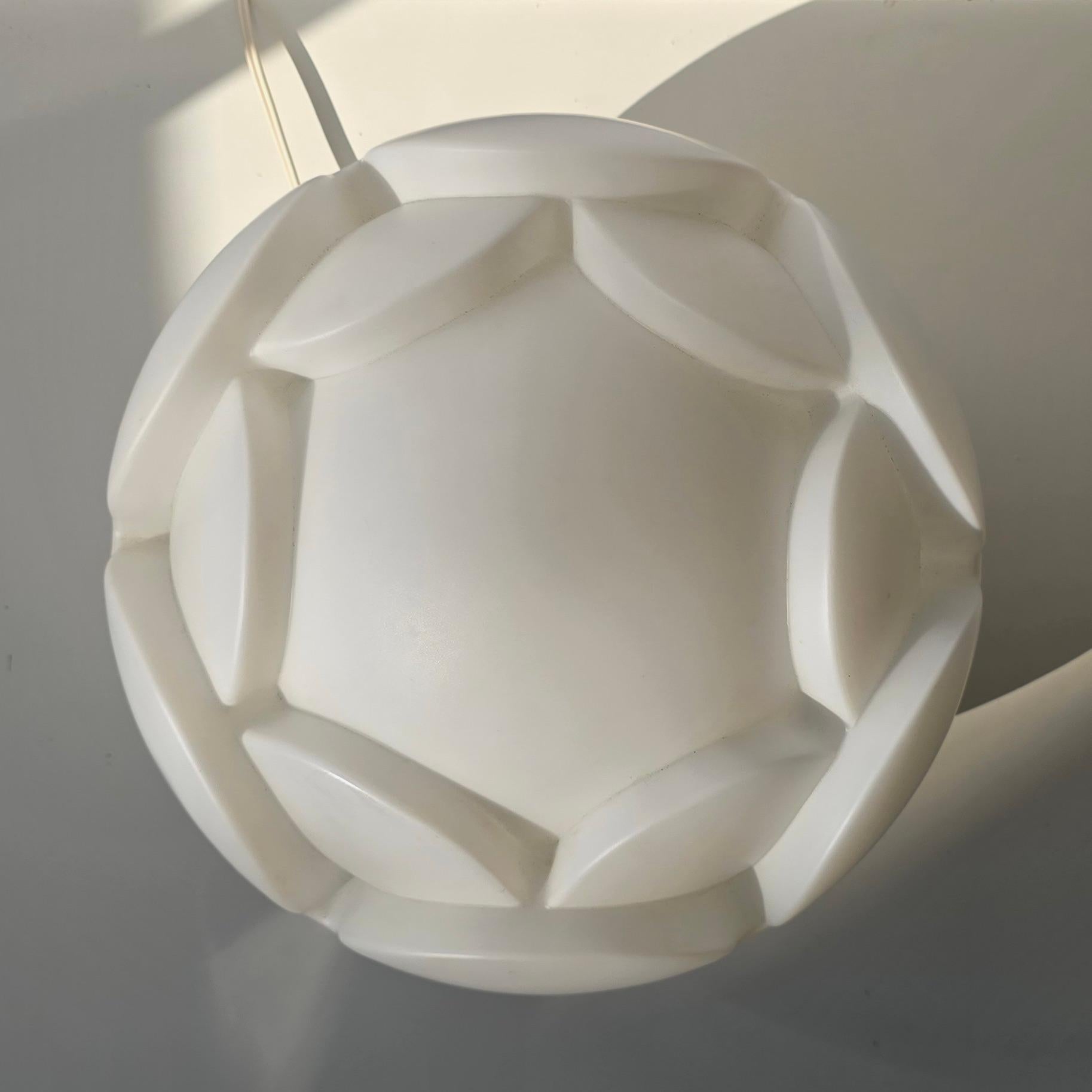 Lampe de table en verre opalin blanc 