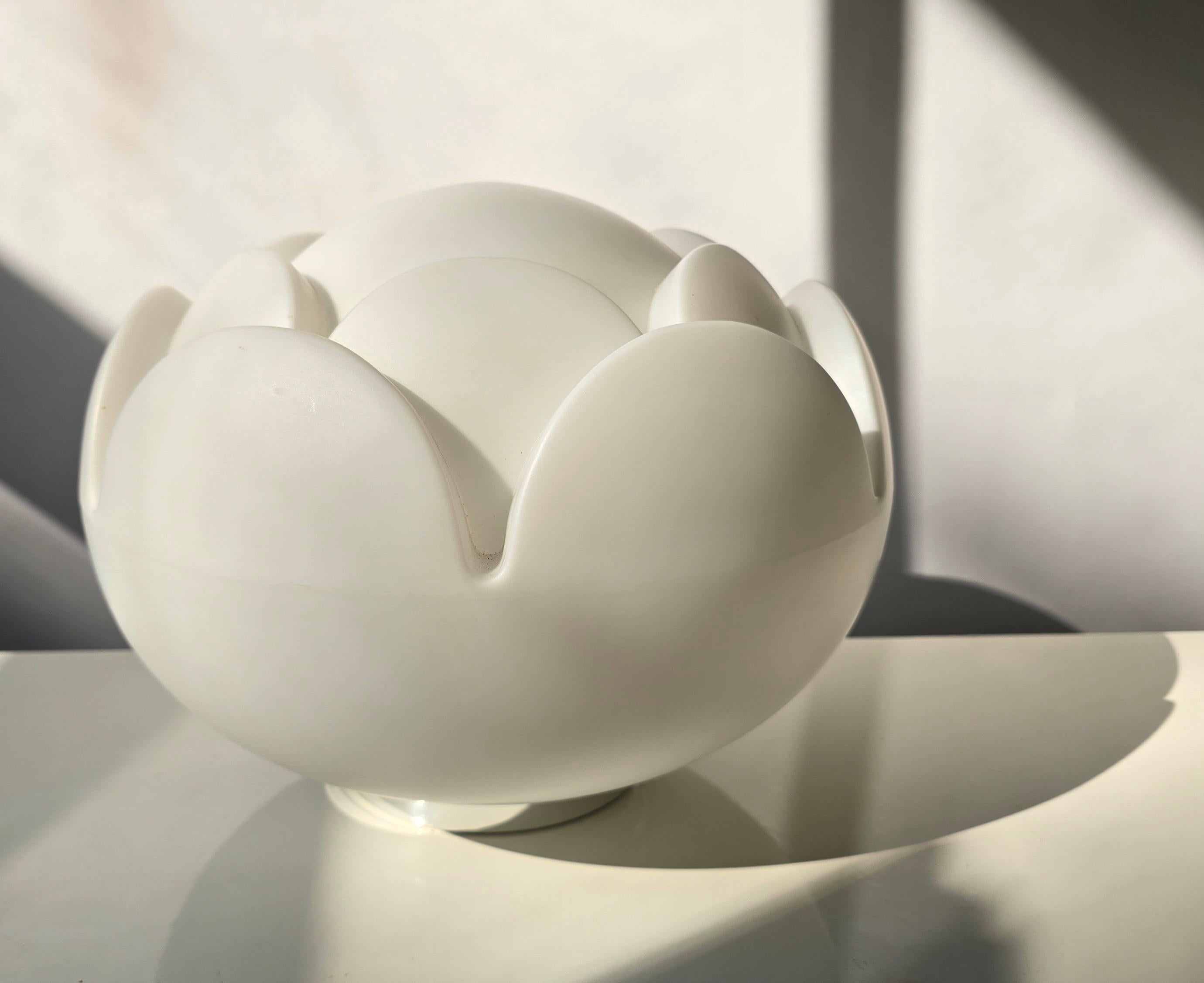Lampe de table en verre opalin blanc 