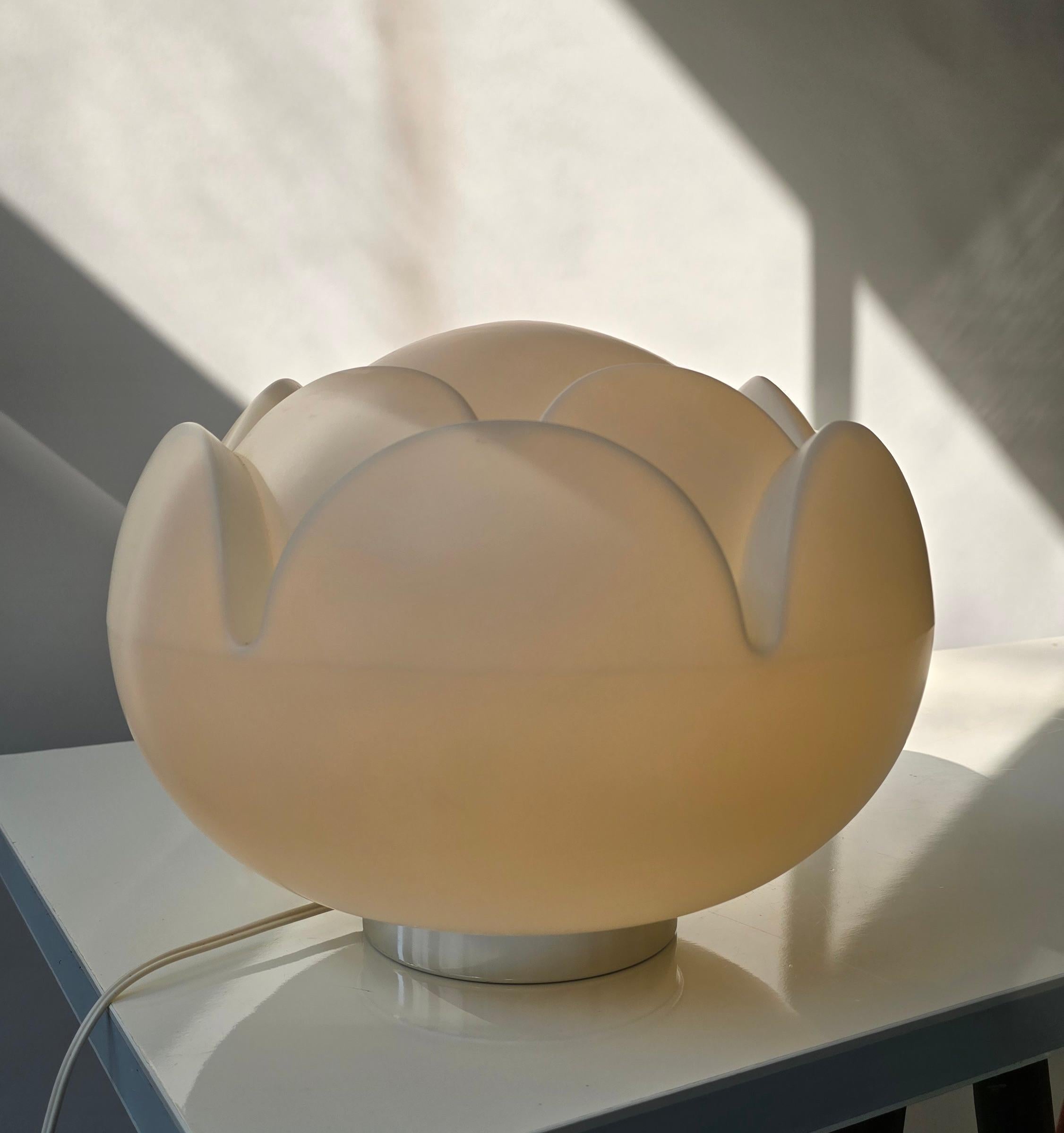 Mid-Century Modern Lampe de table en verre opalin blanc 
