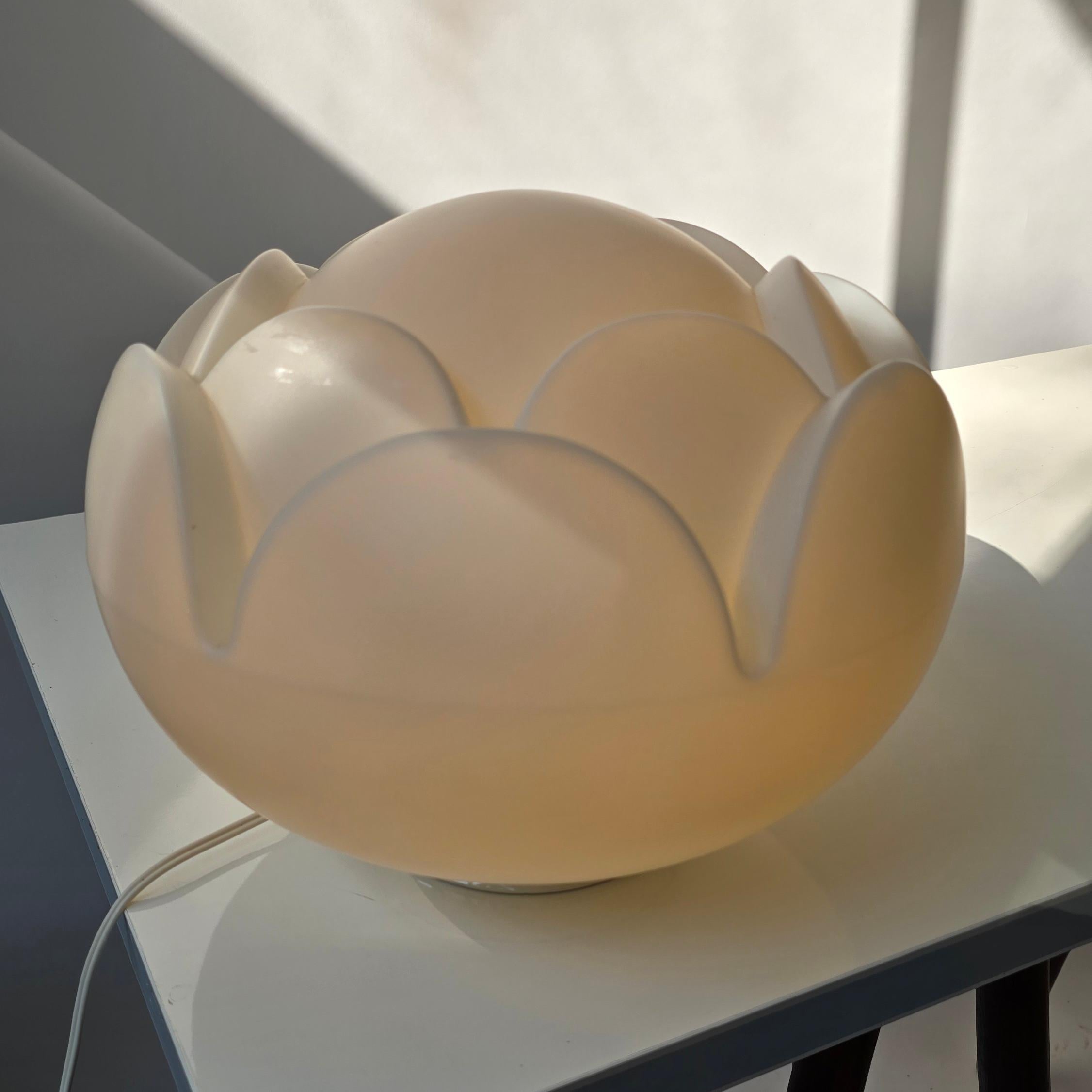 Allemand Lampe de table en verre opalin blanc 