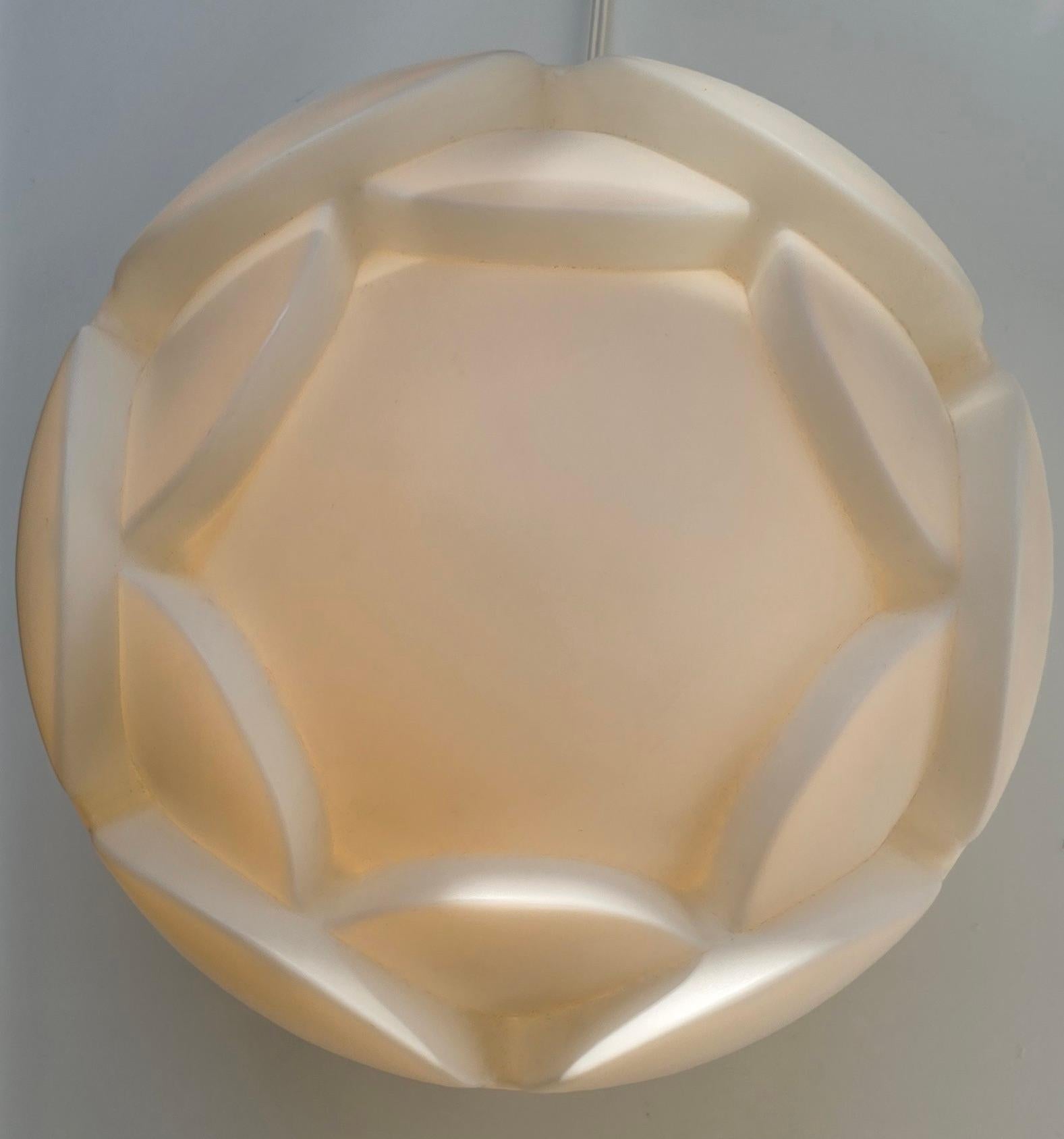 Lampe de table en verre opalin blanc 