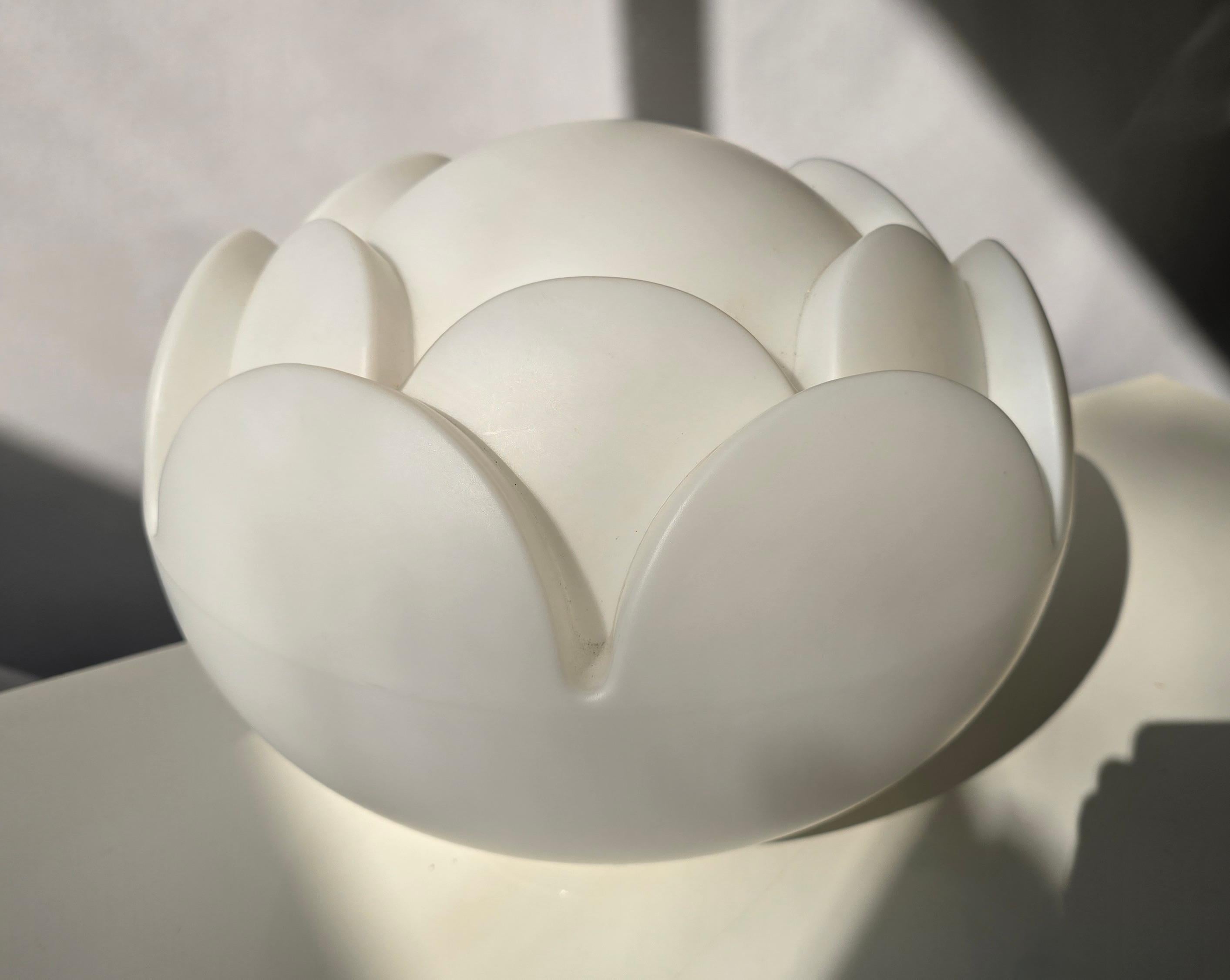 20ième siècle Lampe de table en verre opalin blanc 
