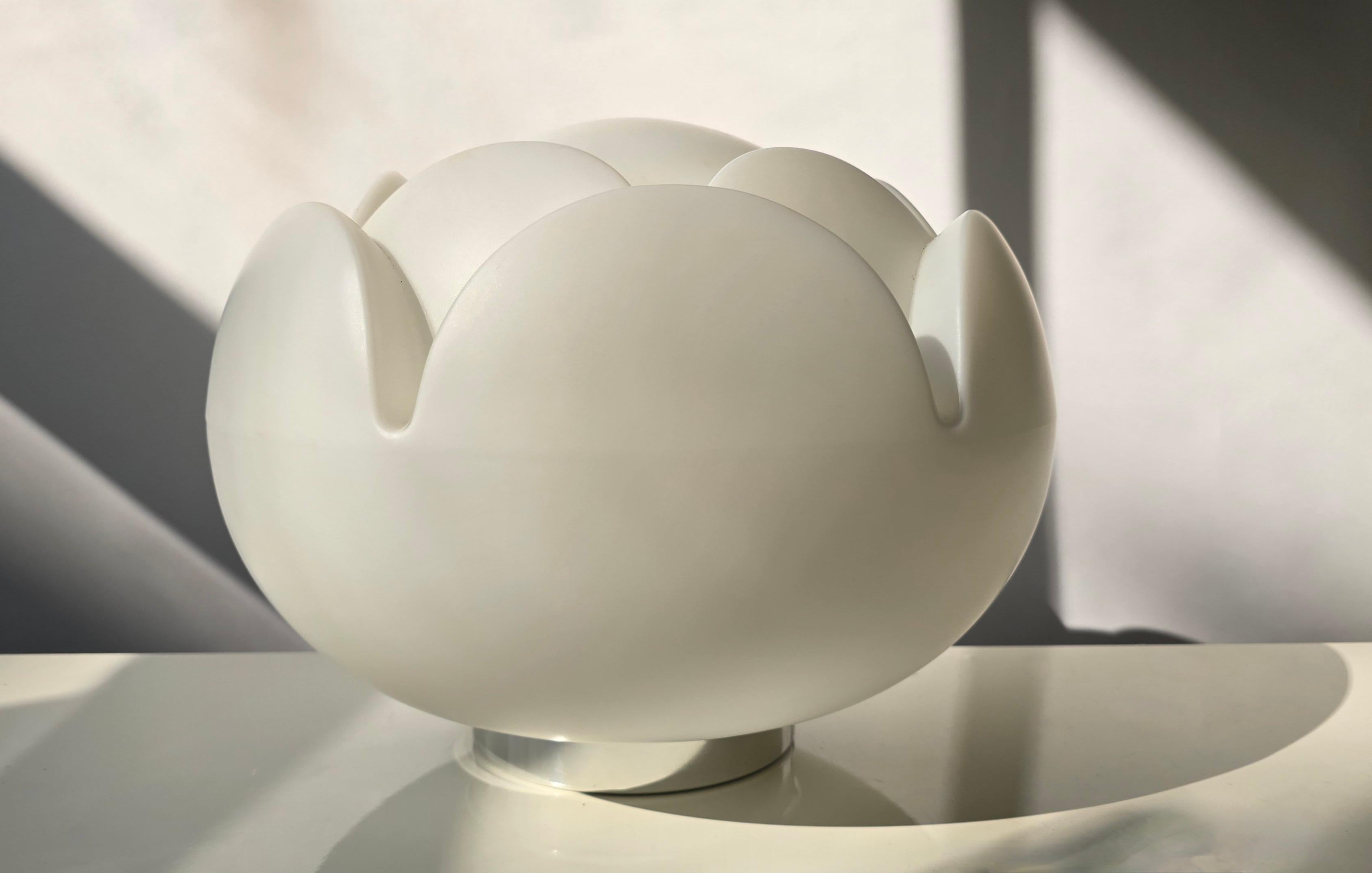 Lampe de table en verre opalin blanc 