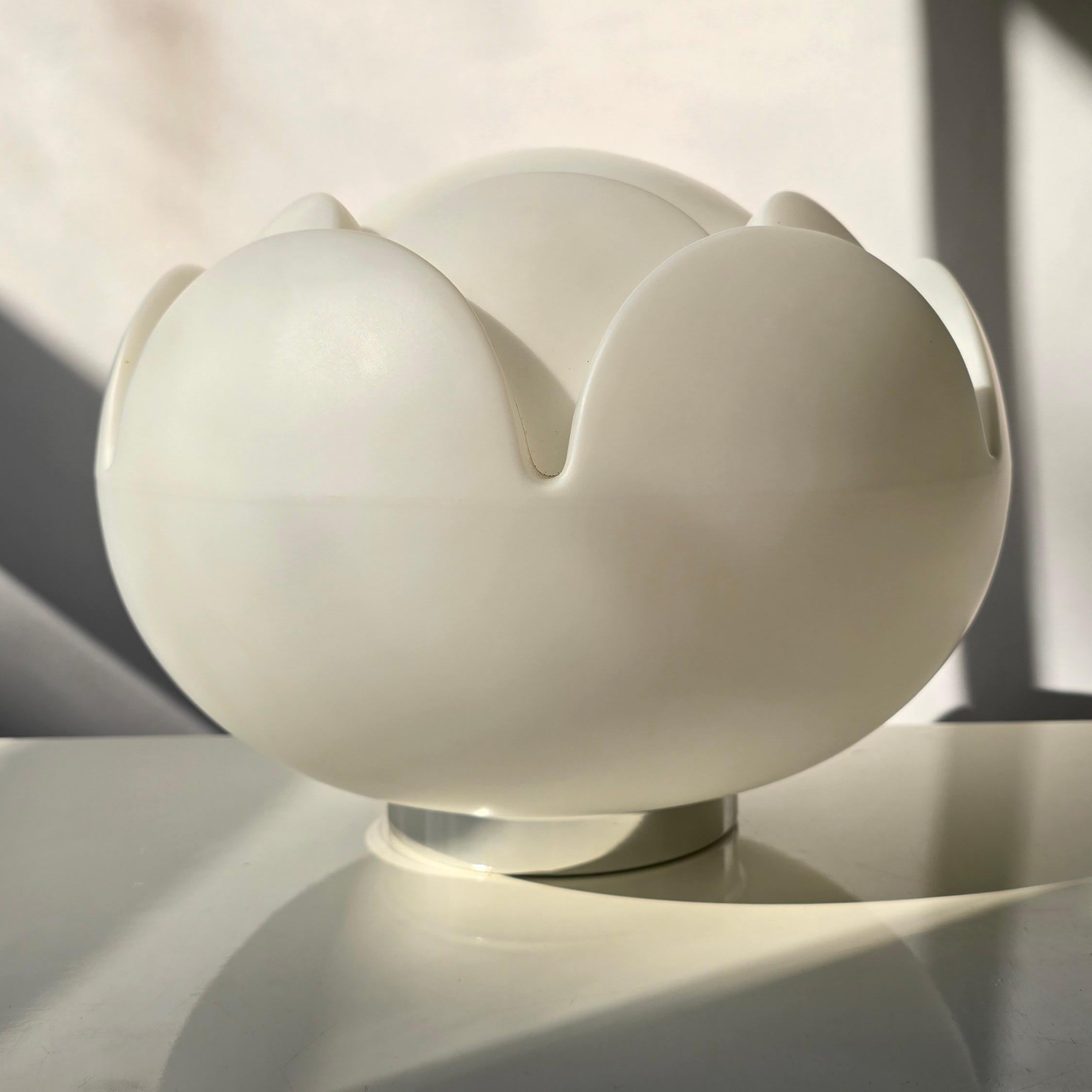 Lampe de table en verre opalin blanc 