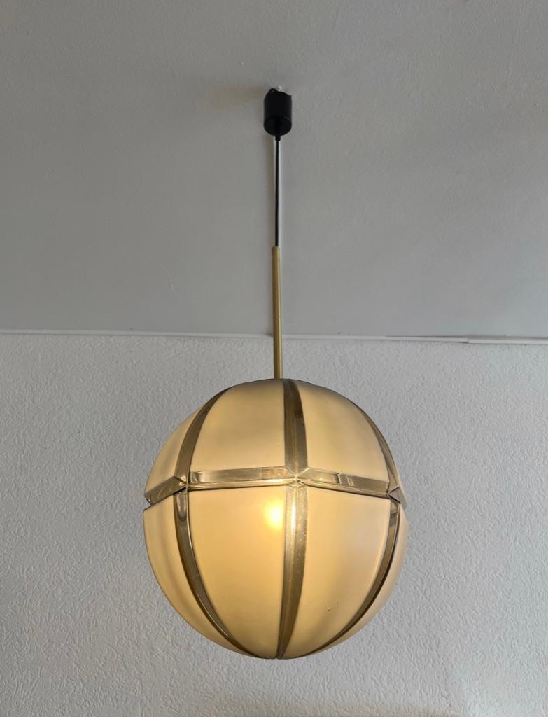 Vintage frosted glass and brass pendant lamp manufactured by Peill & Putzler, Germany ca. 1960s
Very good condition.
Measures: height with wire 125 cm, diameter glass shade 40 cm.
1 standard E27 bulb. Wired and suitable to use with 220V and 110V