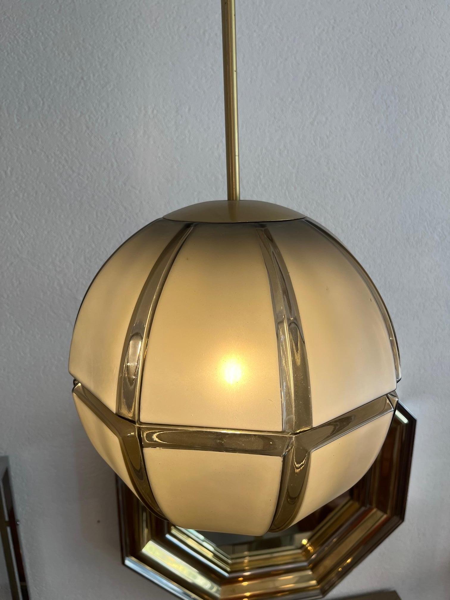 Pendelleuchte aus Messing und Glas von Peill & Putzler, Deutschland, ca. 1960er Jahre (Mitte des 20. Jahrhunderts) im Angebot