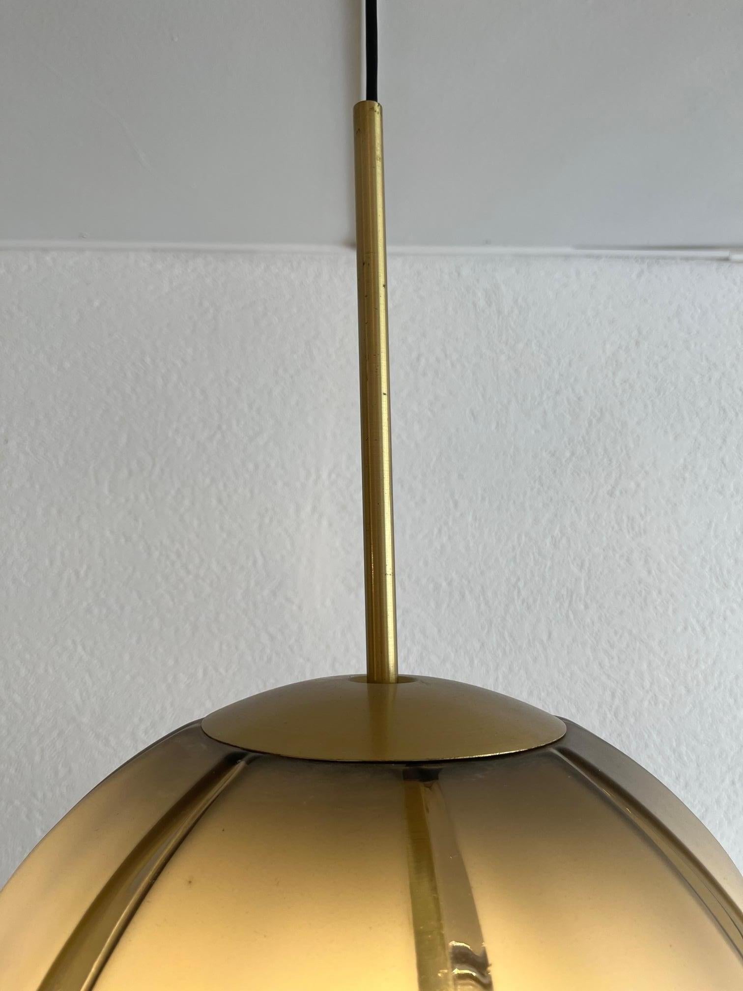 Pendelleuchte aus Messing und Glas von Peill & Putzler, Deutschland, ca. 1960er Jahre im Angebot 3