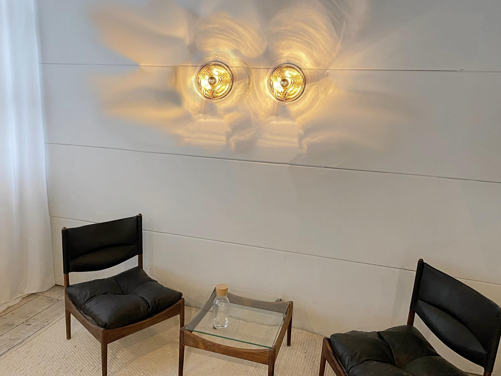 Beautiful wall or ceiling lamp manufactured by PEILL & PUTZLER for KOCK & LOWY in 1970s. Featuring a brass reflective base with a hand blown smoked glass shade.
Fully working and tested condition with one E27 Edison socket, the lamp work on 220V