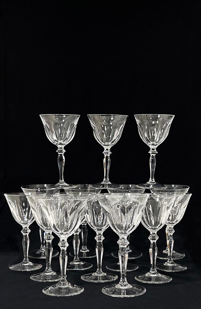 16 piezas de copas de vino de cristal transparente tallado Peill & Putzler, Alemania, años 70

Dos juegos de 8 vasos por juego en tamaño pequeño y uno más grande fabricados por Peill & Putzler, Alemania
Estos vasos de cristal con motivo renano se