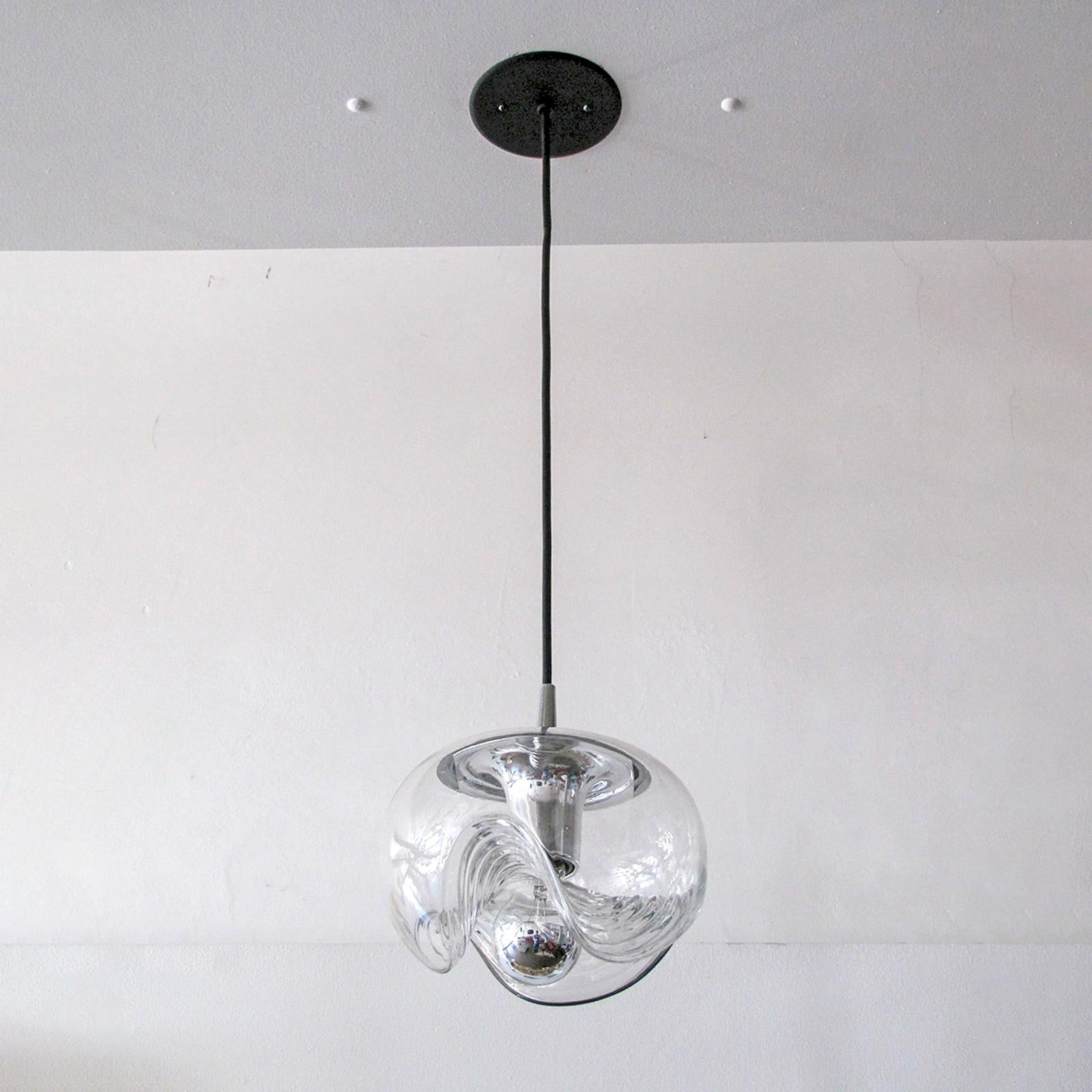Suspension intemporelle en verre clair 'Futura' par Peill & Putzler, motif de vagues sur le dessous d'un globe de 10,0