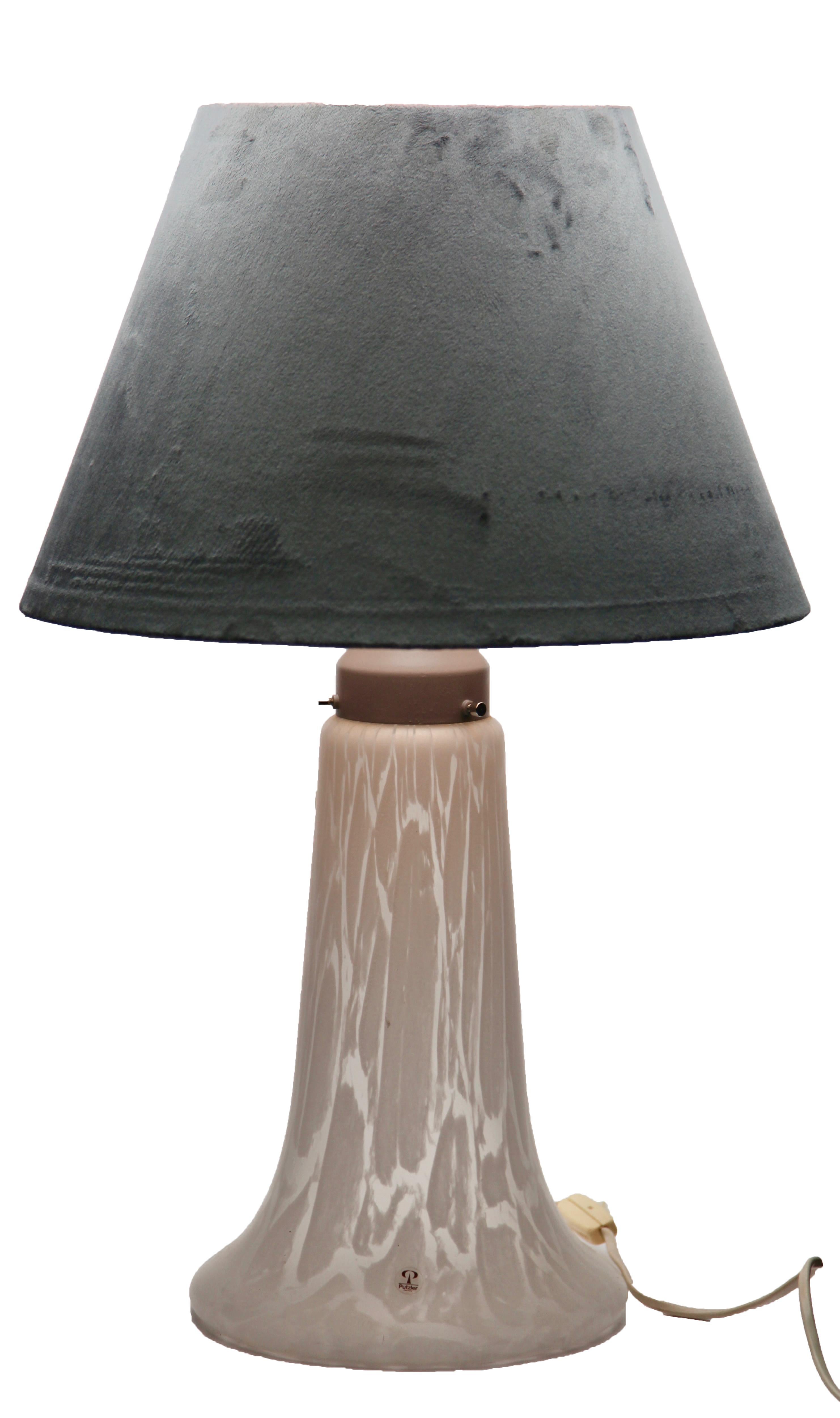 Lampe de table en verre à pied creux fabriquée par Peill & Putzler dans les années 1970. Leur conscience unique des motifs lumineux et leur utilisation du verre dépoli pour donner une gamme de nuances de blanc étaient typiques de l'éthique de
