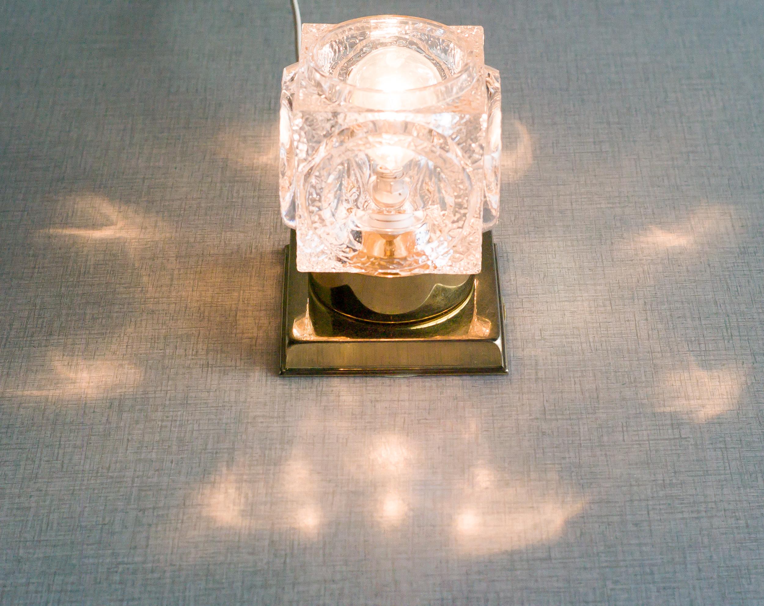 Vintage Peill & Putzler ice cube table lamp in brass and crystal glass.