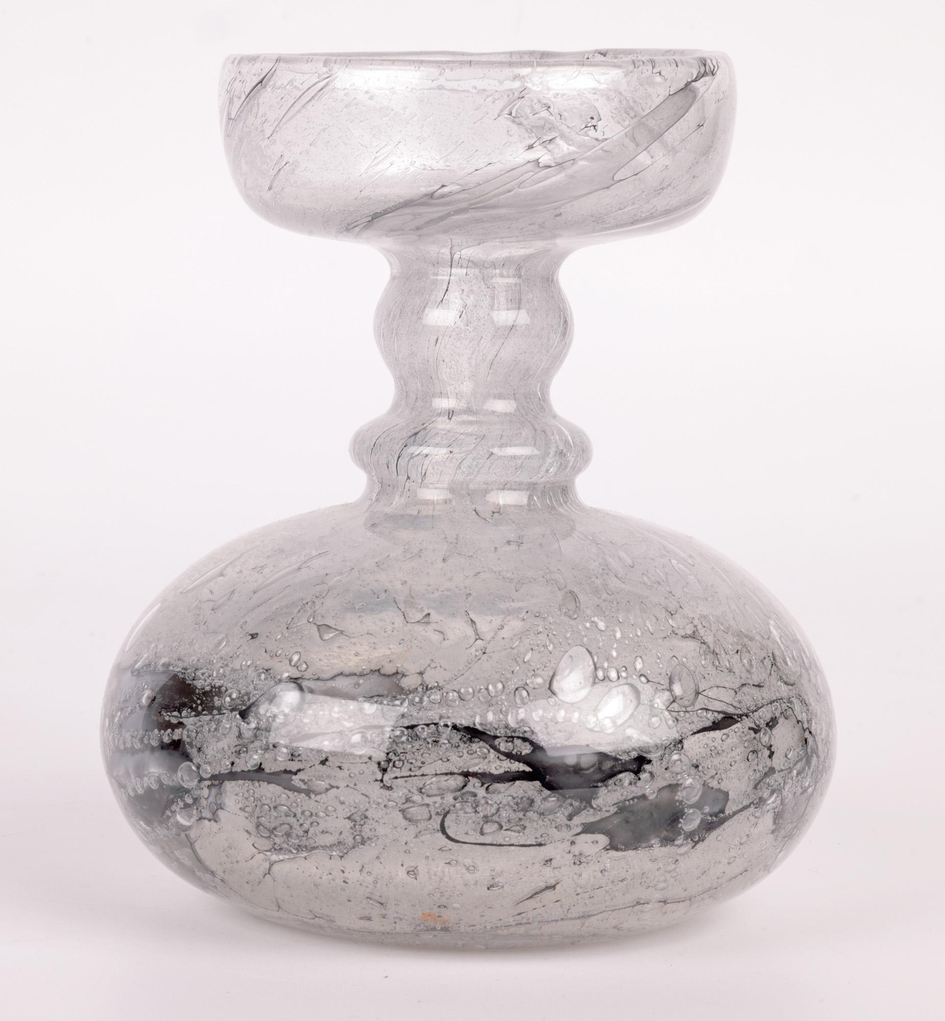 Vase d'acinthe Schleiergraphit Art Glass de Peill & Putzler du milieu du siècle dernier  en vente 2
