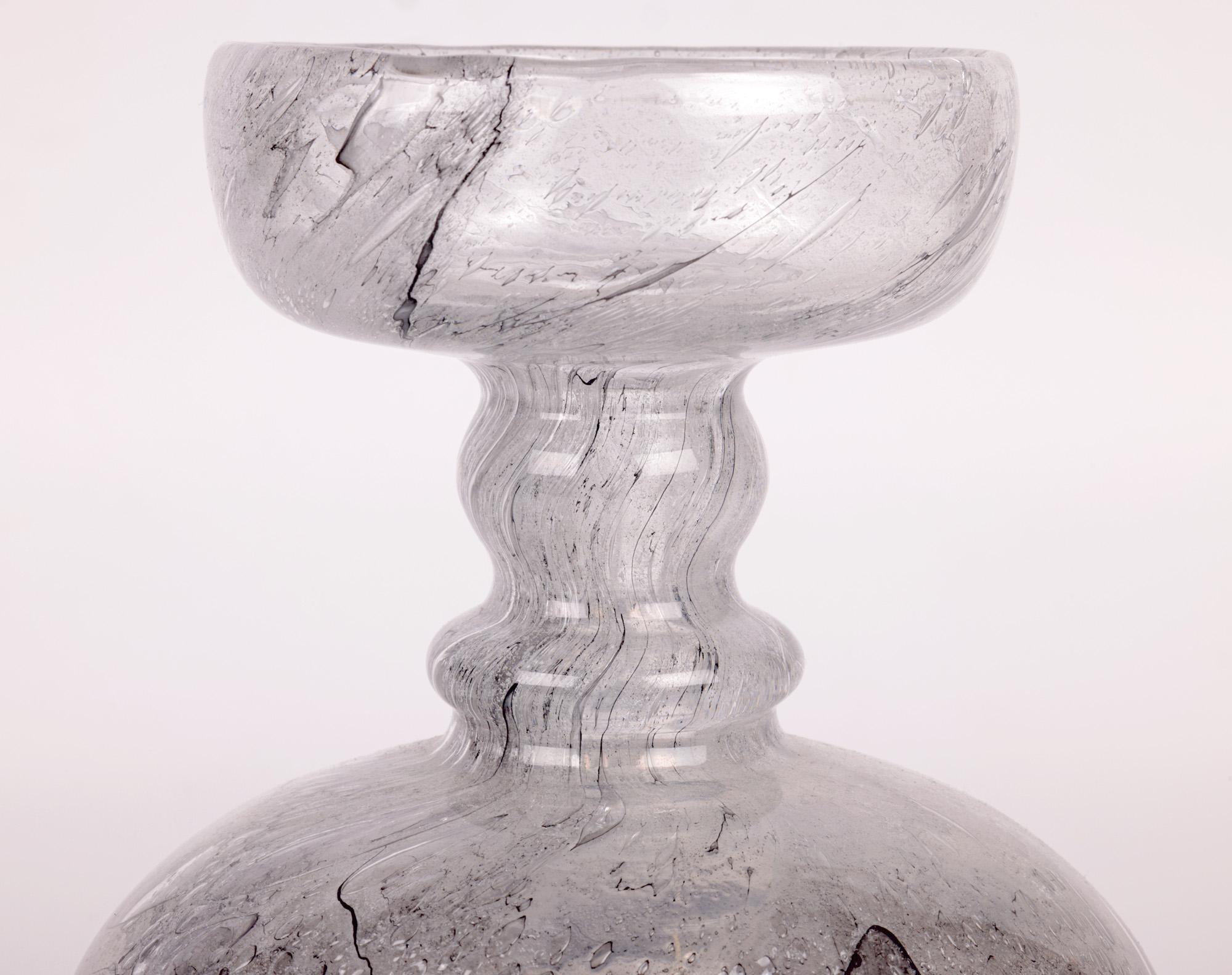 Un superbe vase en verre d'art allemand du milieu du siècle, Scheiergraphit, fabriqué par les célèbres verriers Peill & Putzler et conçu par Horst Tüselmann dans les années 1960. Le vase en verre de cristal soufflé à la main est fortement marqué par