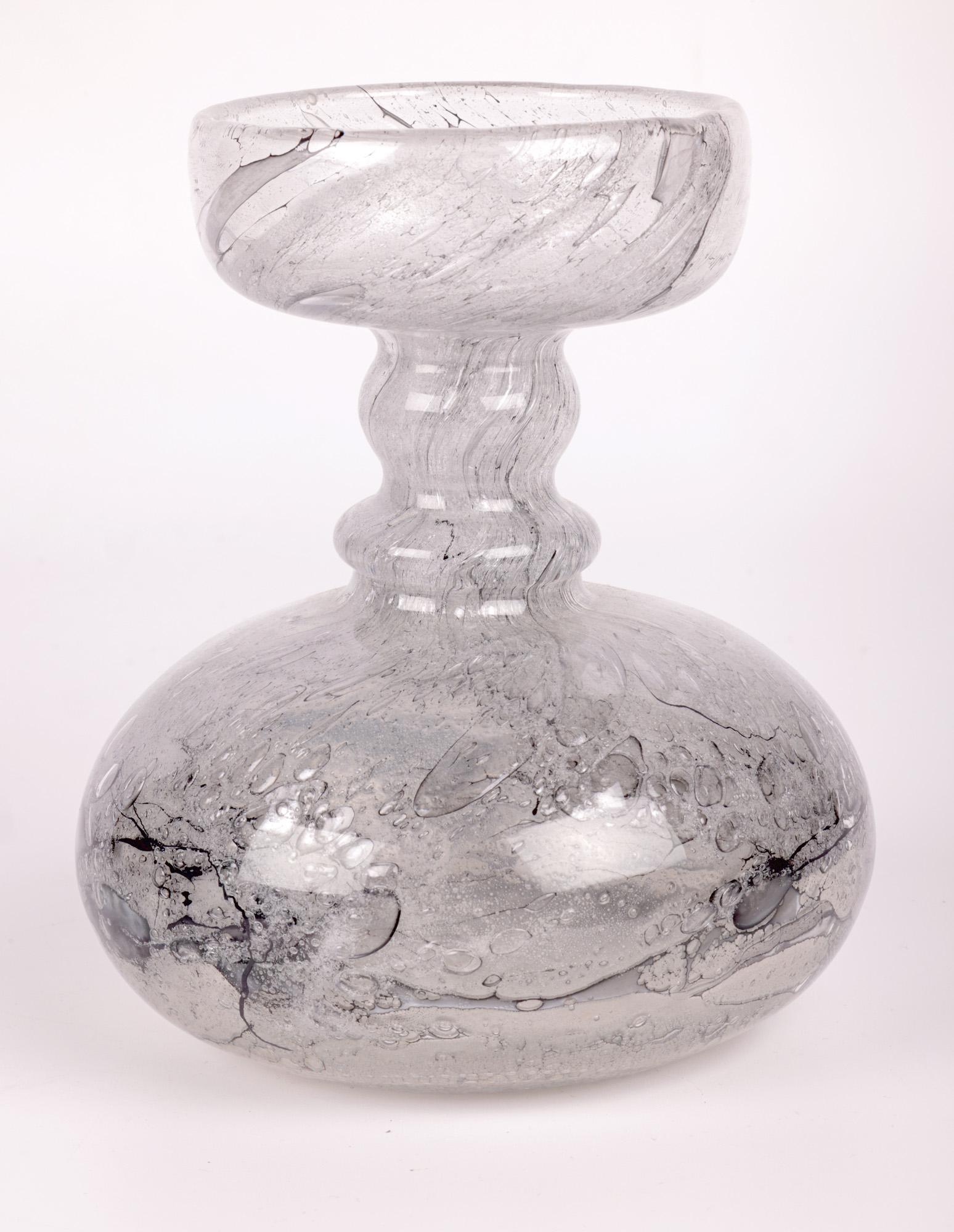 20ième siècle Vase d'acinthe Schleiergraphit Art Glass de Peill & Putzler du milieu du siècle dernier  en vente