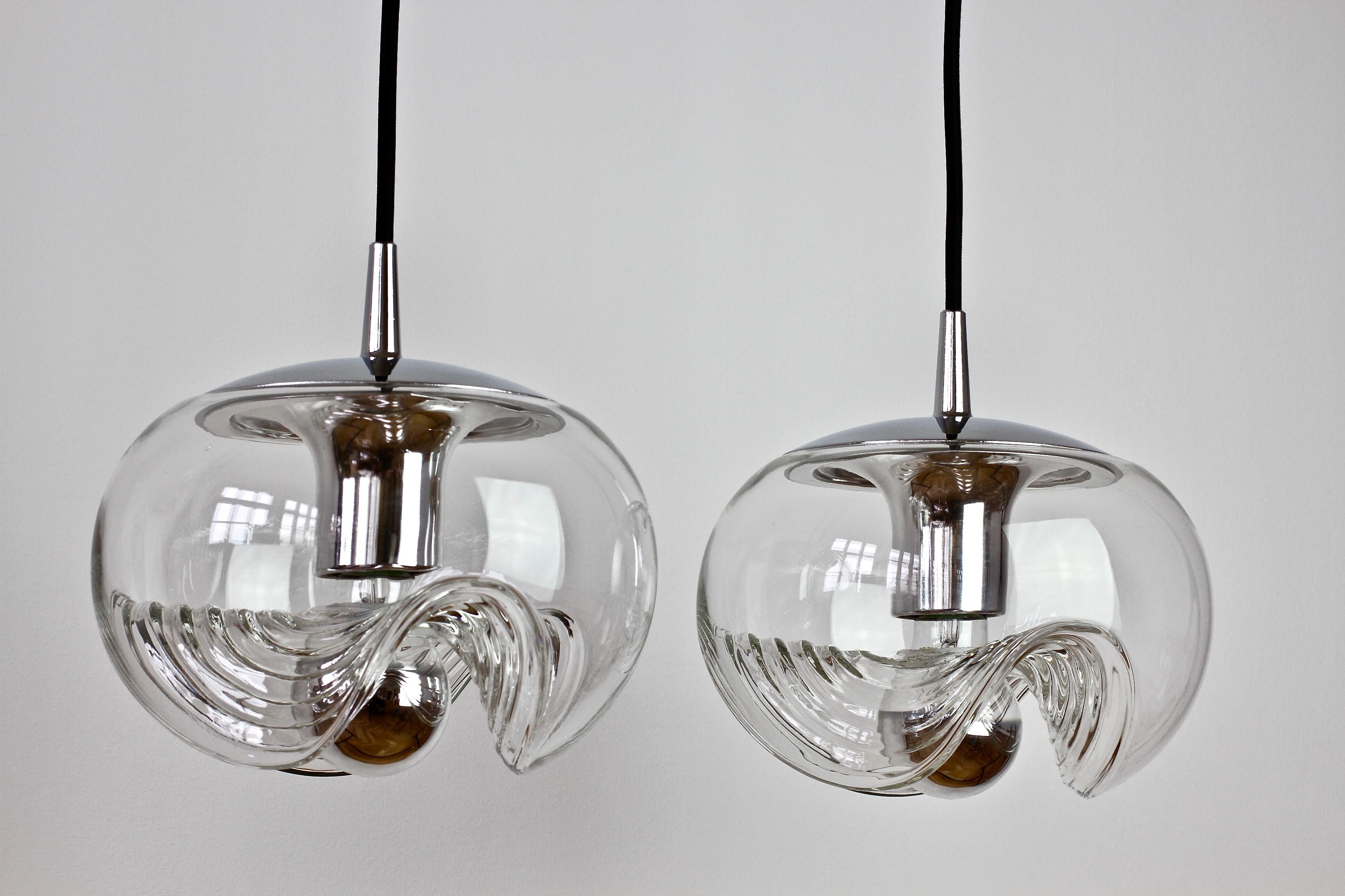 Mid-Century moderno Peill & Putzler Coppia di pendenti biomorfi in vetro trasparente 