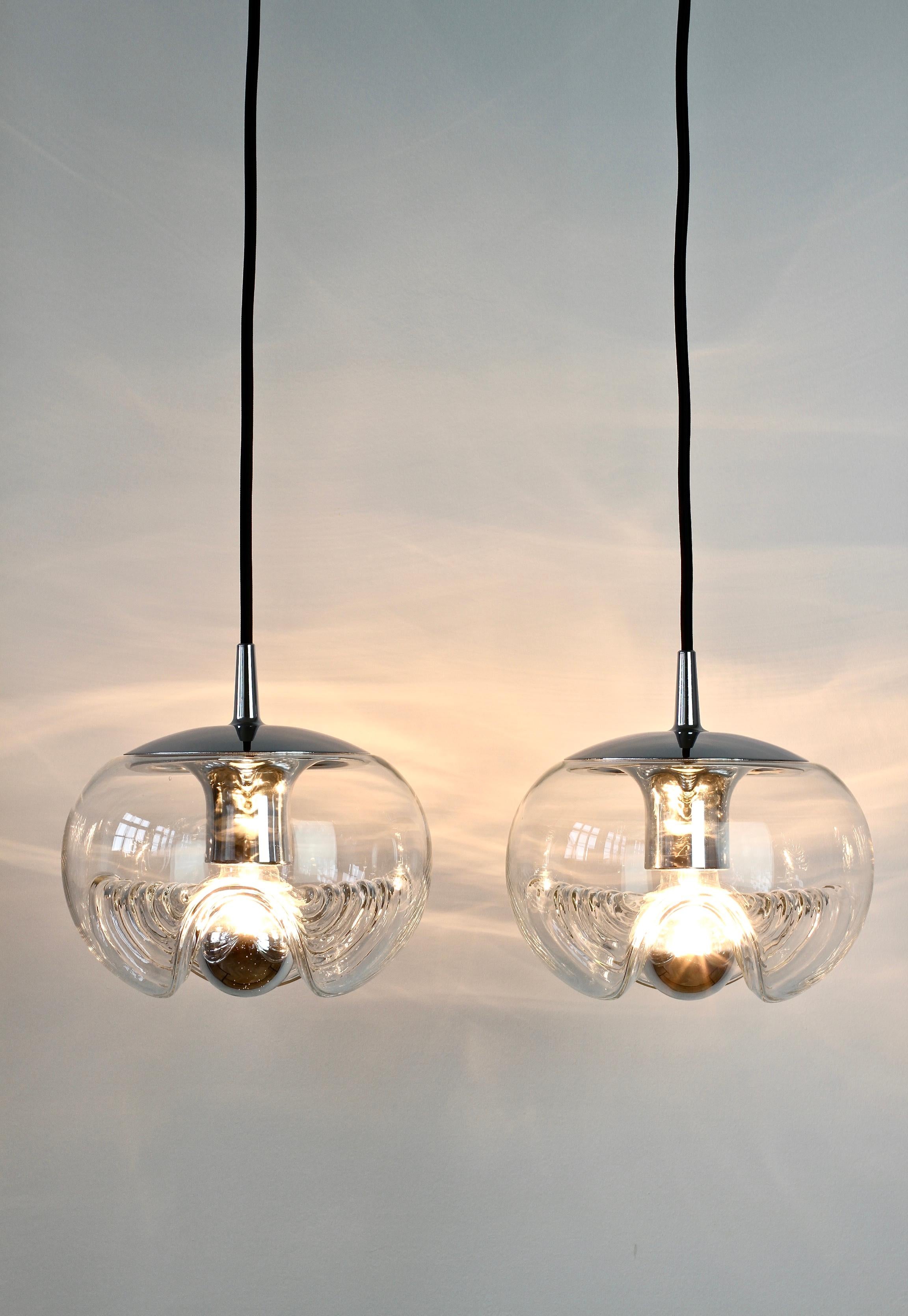 Mid-Century moderno Peill & Putzler Coppia di pendenti biomorfi in vetro trasparente 