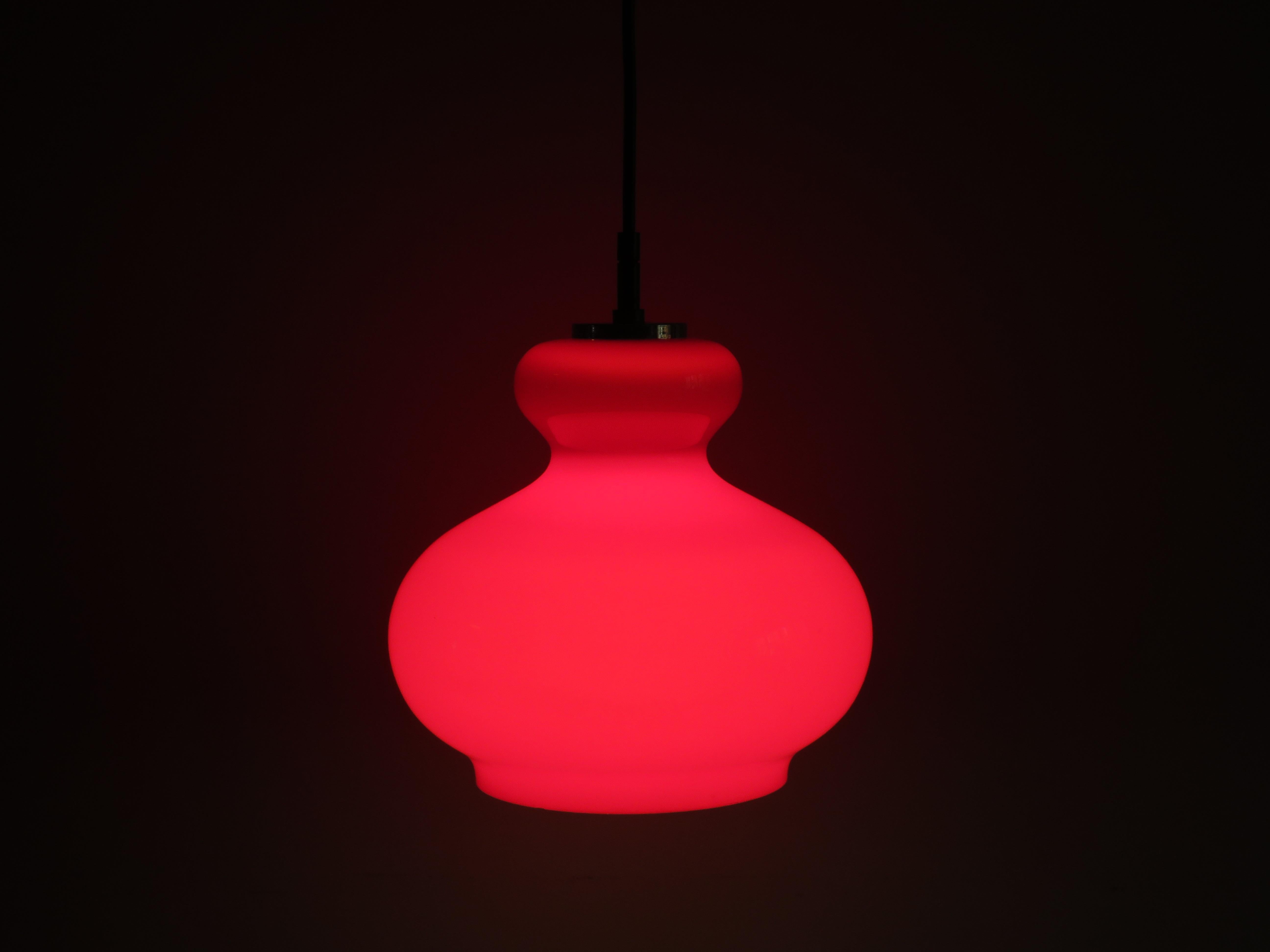 Suspension rouge en forme de cloche produite par Peill & Putzler en Allemagne entre 1960 et 1970.
La lampe a un culot E 27, adapté à une lampe d'une puissance maximale de 100 watts.
La lampe est bien câblée et prête à l'emploi. Il est possible
