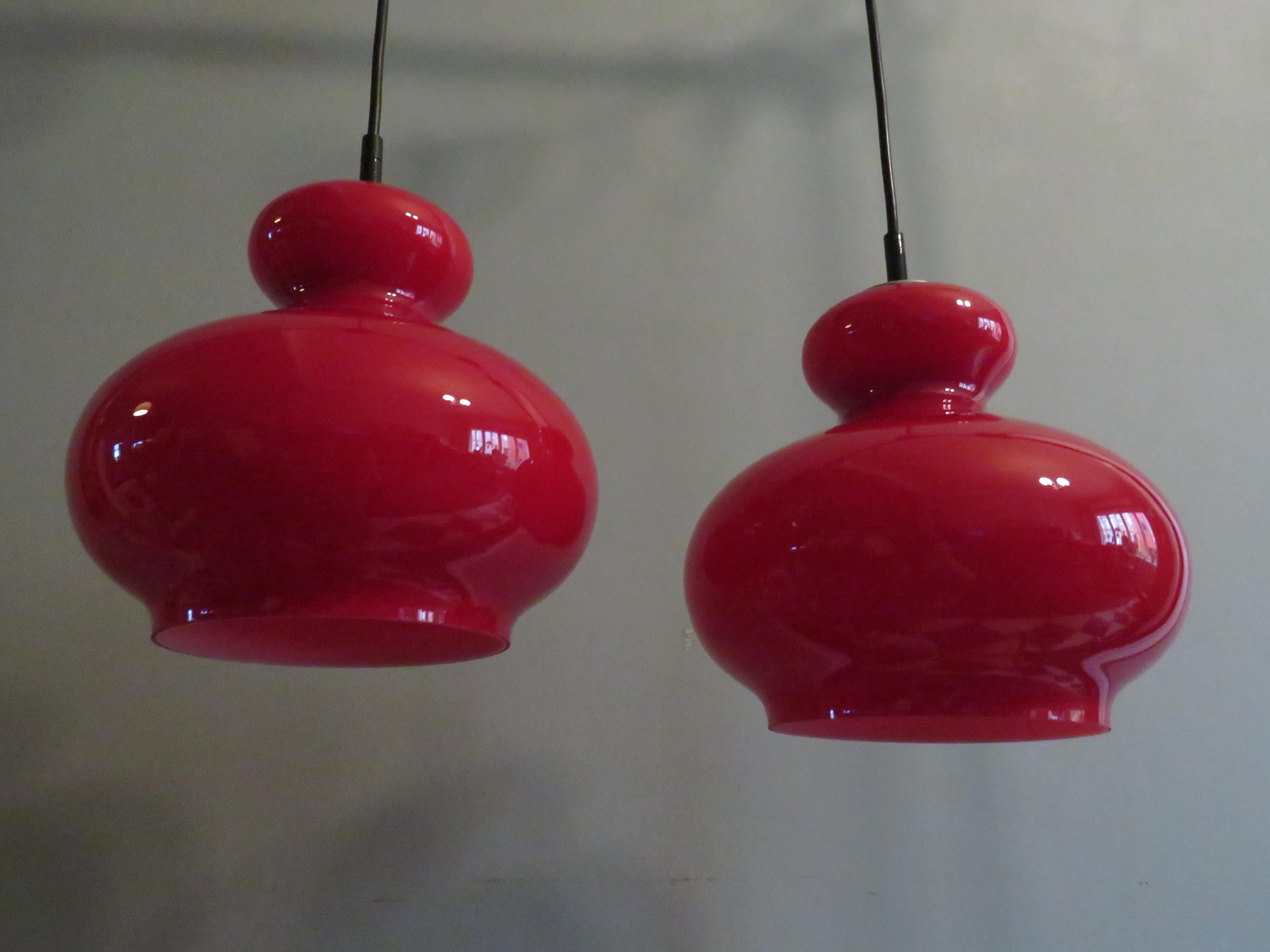 Milieu du XXe siècle Lampe suspendue en verre rouge Peill & Putzler, Allemagne 1960-1970 en vente