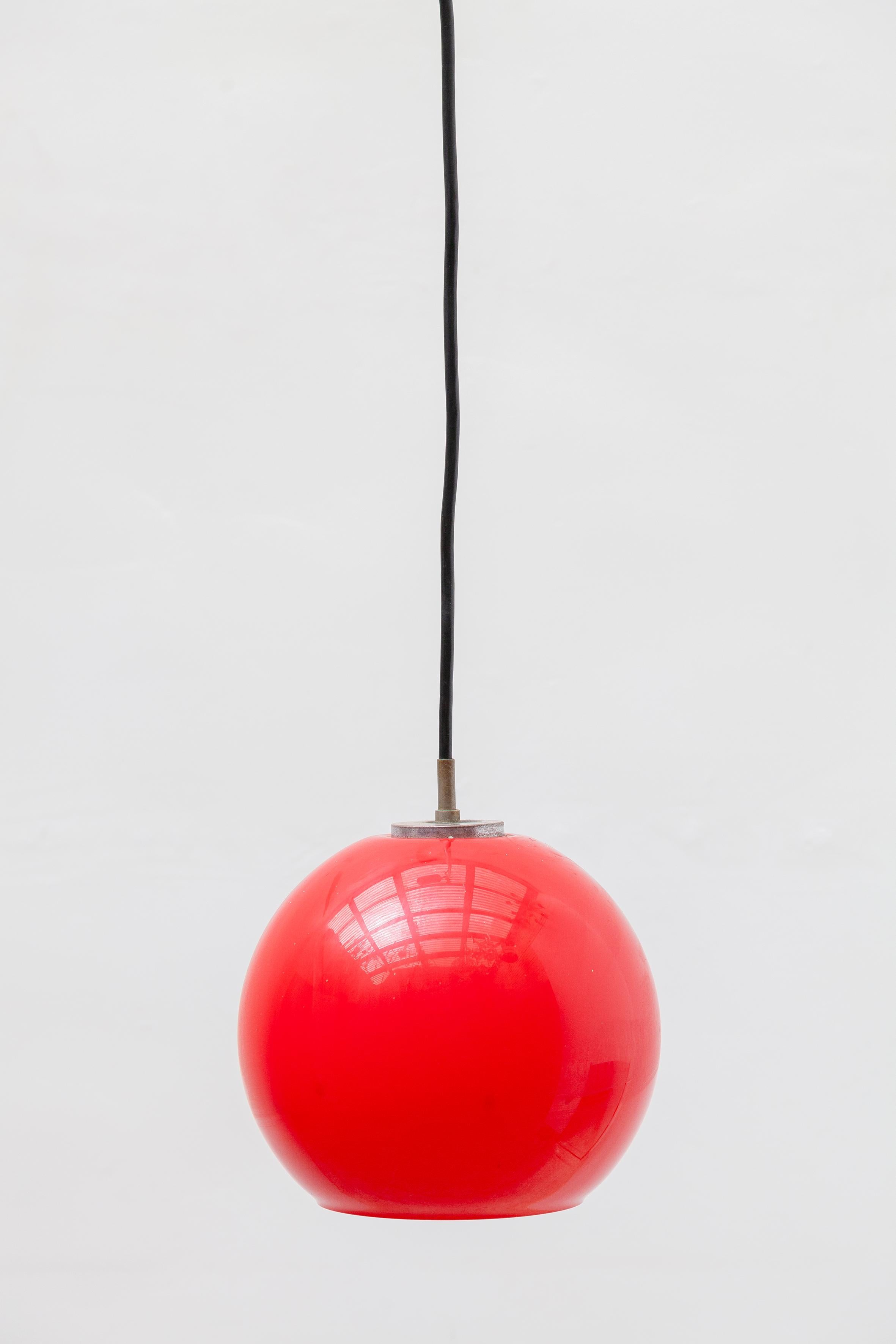 Mid-Century moderno Ciondolo in vetro opalino rosso Peill & Putzler, anni '50 in vendita