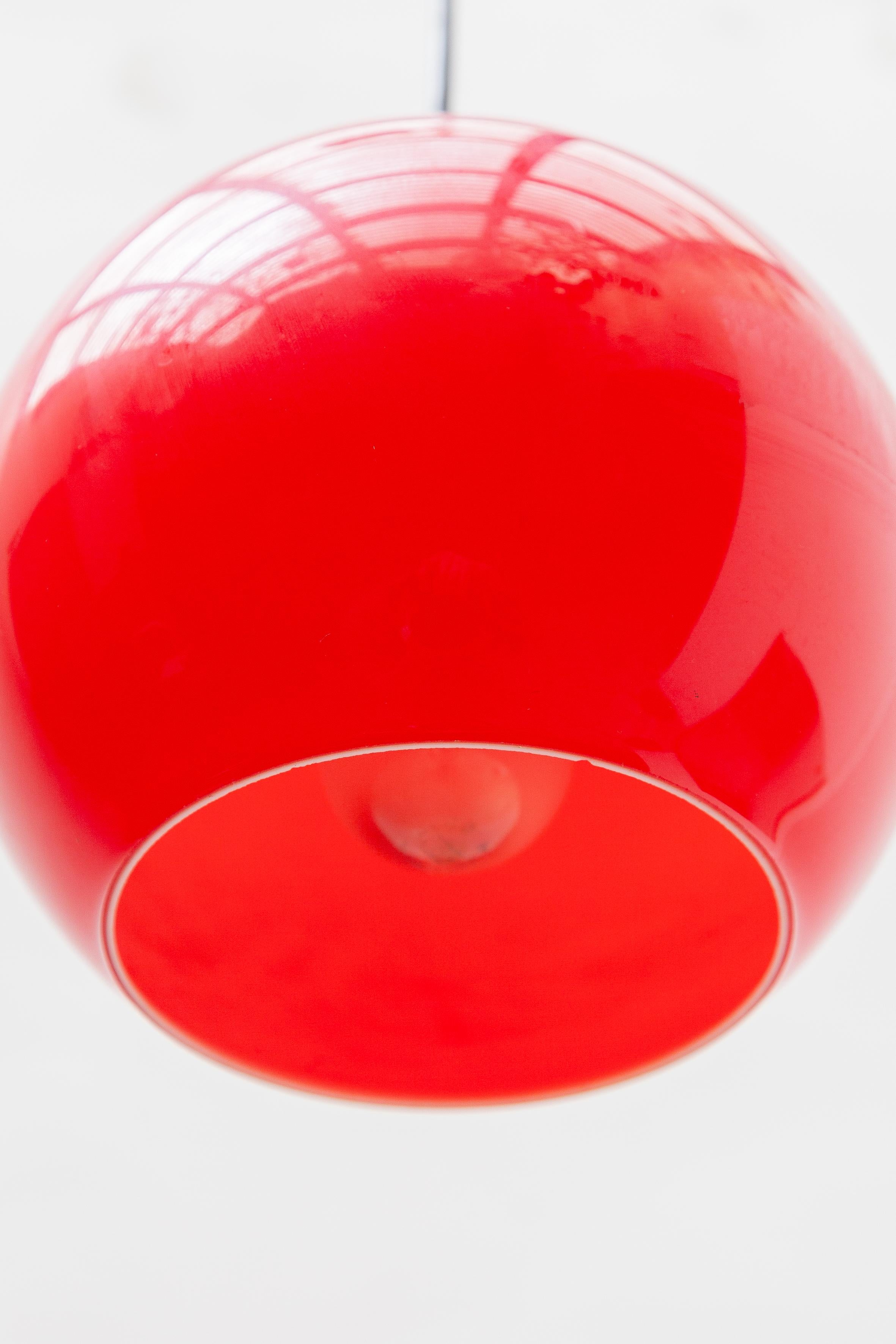 Pendelleuchte aus rotem Opalglas von Peill & Putzler, 1950er Jahre (Deutsch) im Angebot