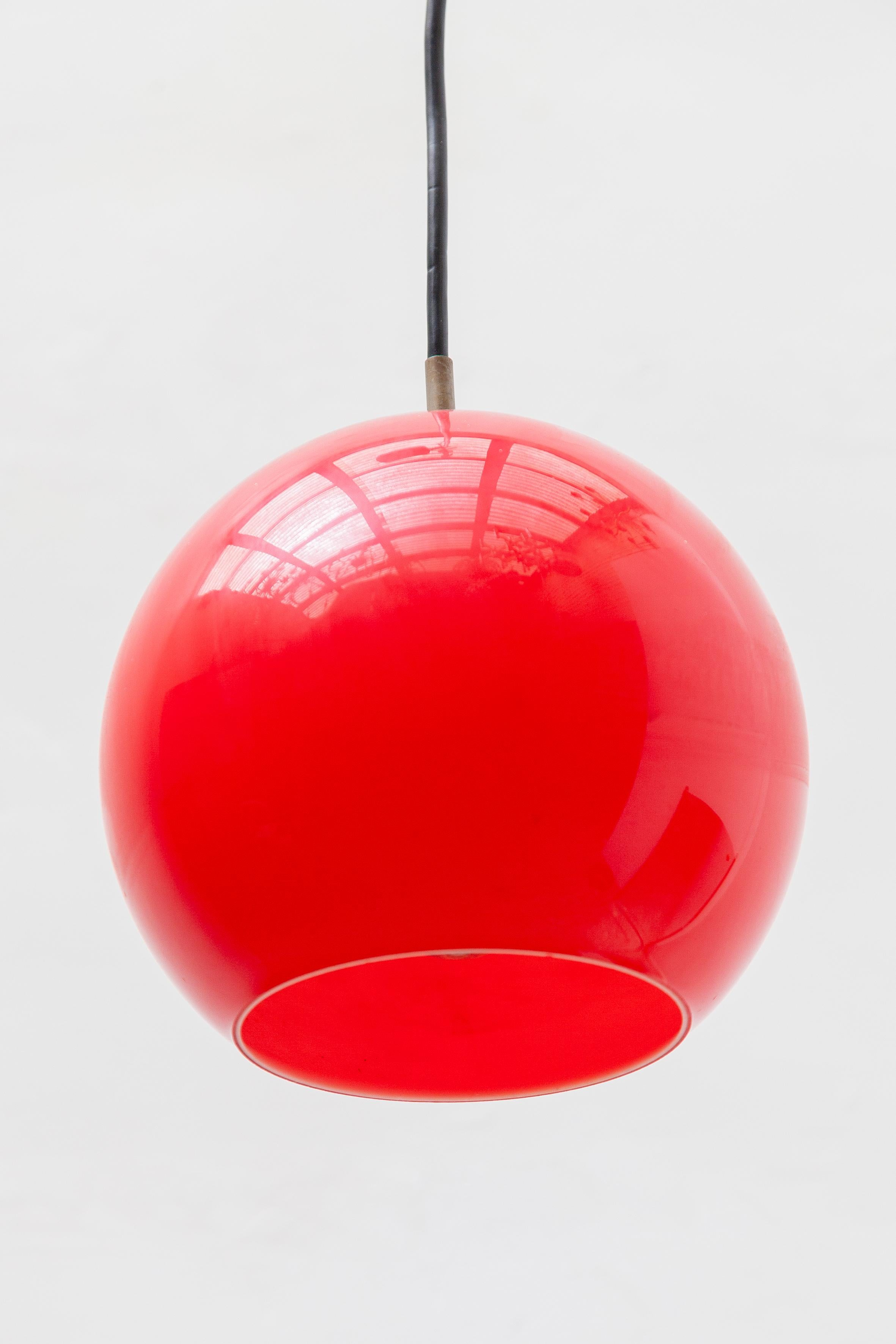 Fatto a mano Ciondolo in vetro opalino rosso Peill & Putzler, anni '50 in vendita