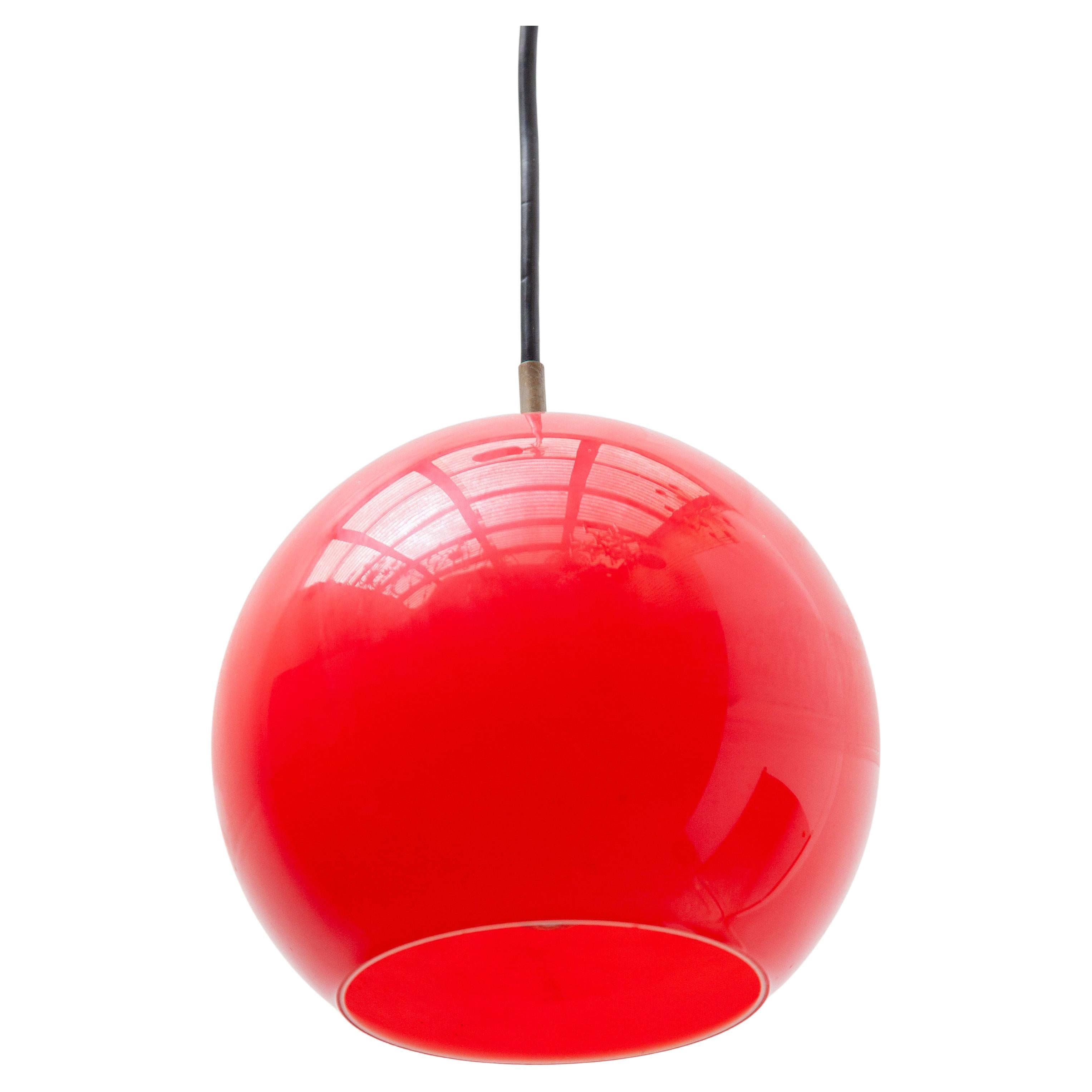 Pendentif en verre opale rouge Peill & Putzler, années 1950