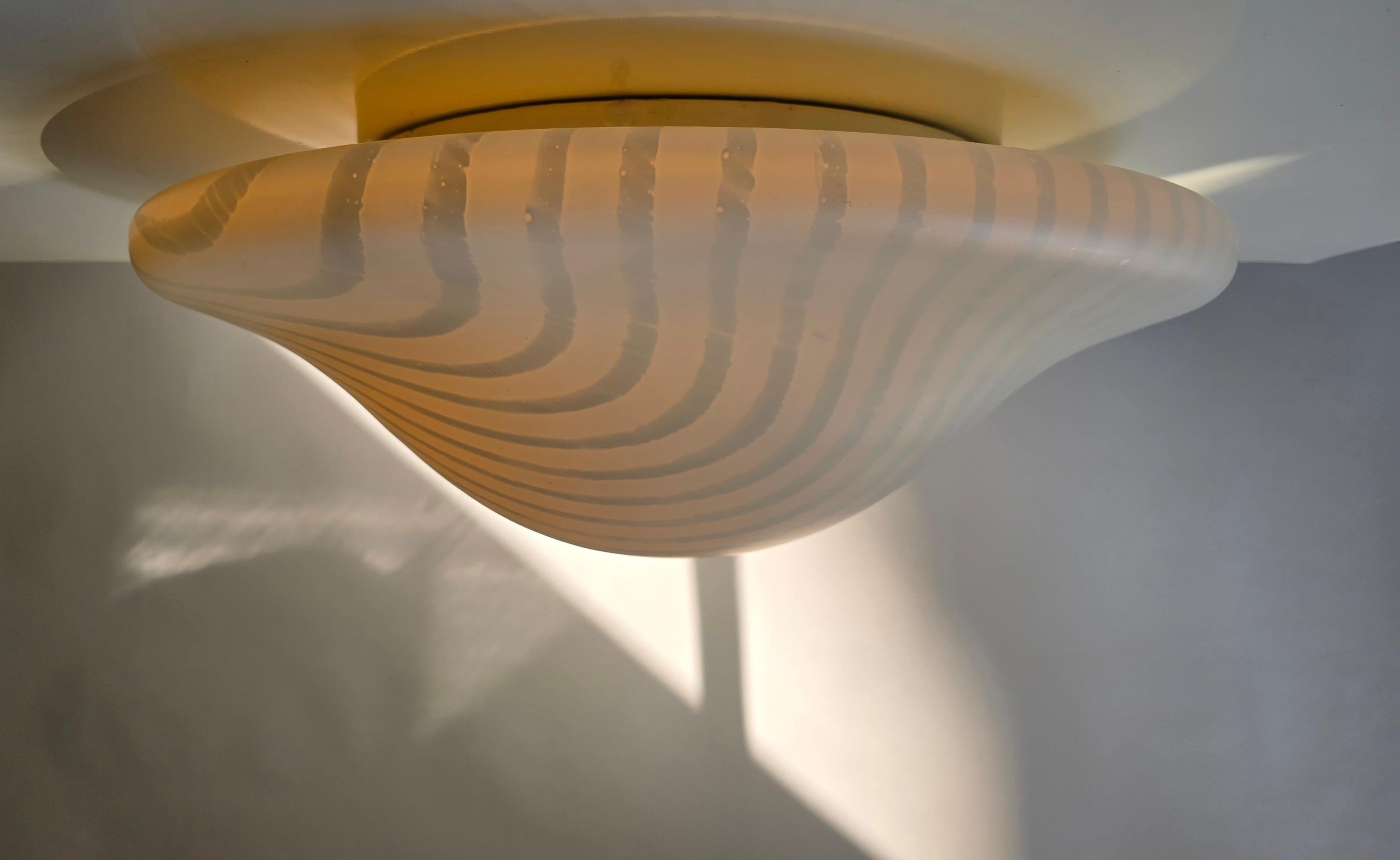 Lámpara de techo empotrada moderna de mediados de siglo de Peill & Putzler, Alemania, años 70. Pantalla de cristal opalino rayado sobre montura metálica, de diseño poco común, emite un cálido resplandor difuso.

La lámpara tiene una pantalla de