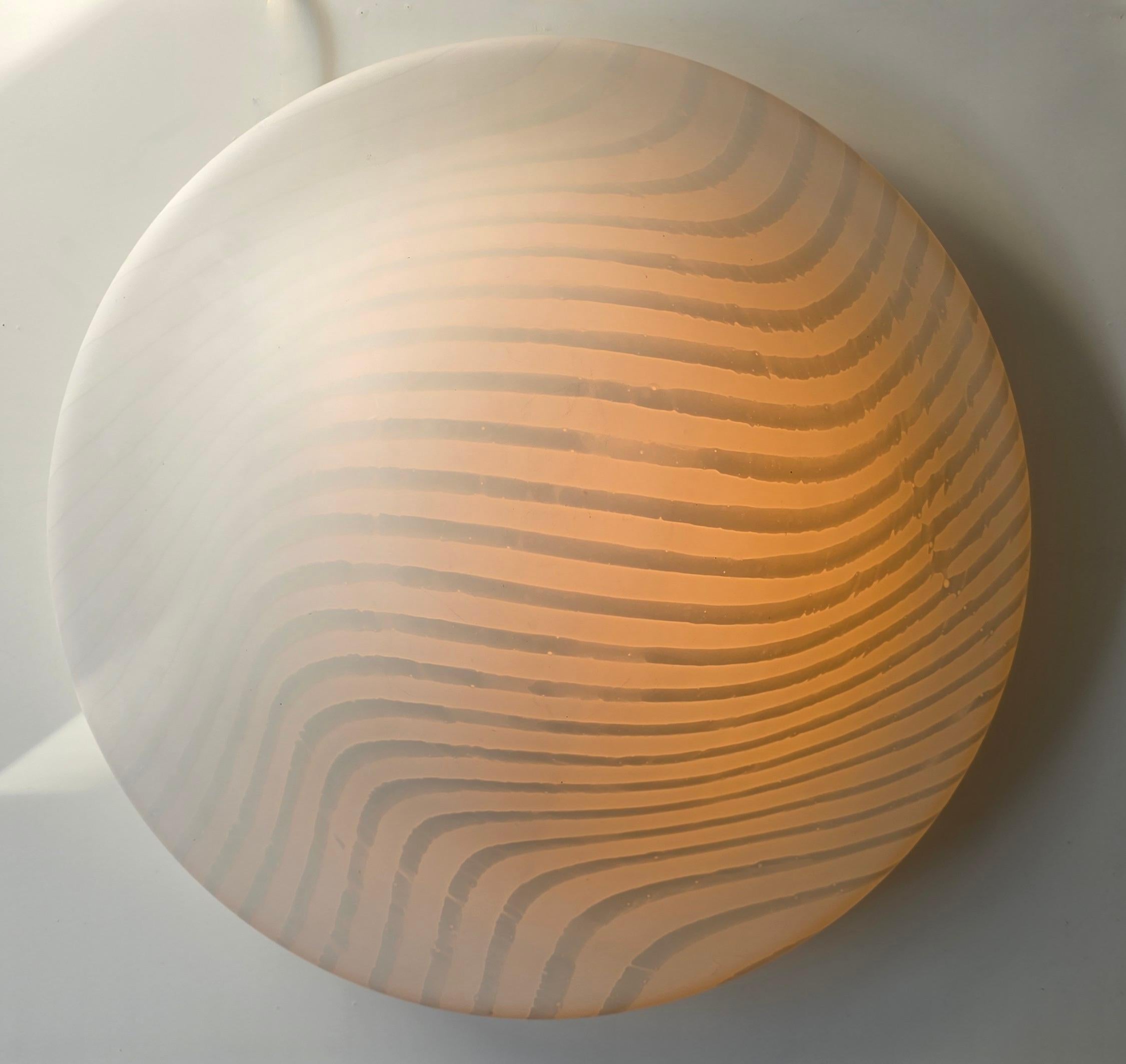 Peill & Putzler Lámpara de techo empotrada de cristal opalino rayado, Alemania, años 70 siglo XX en venta