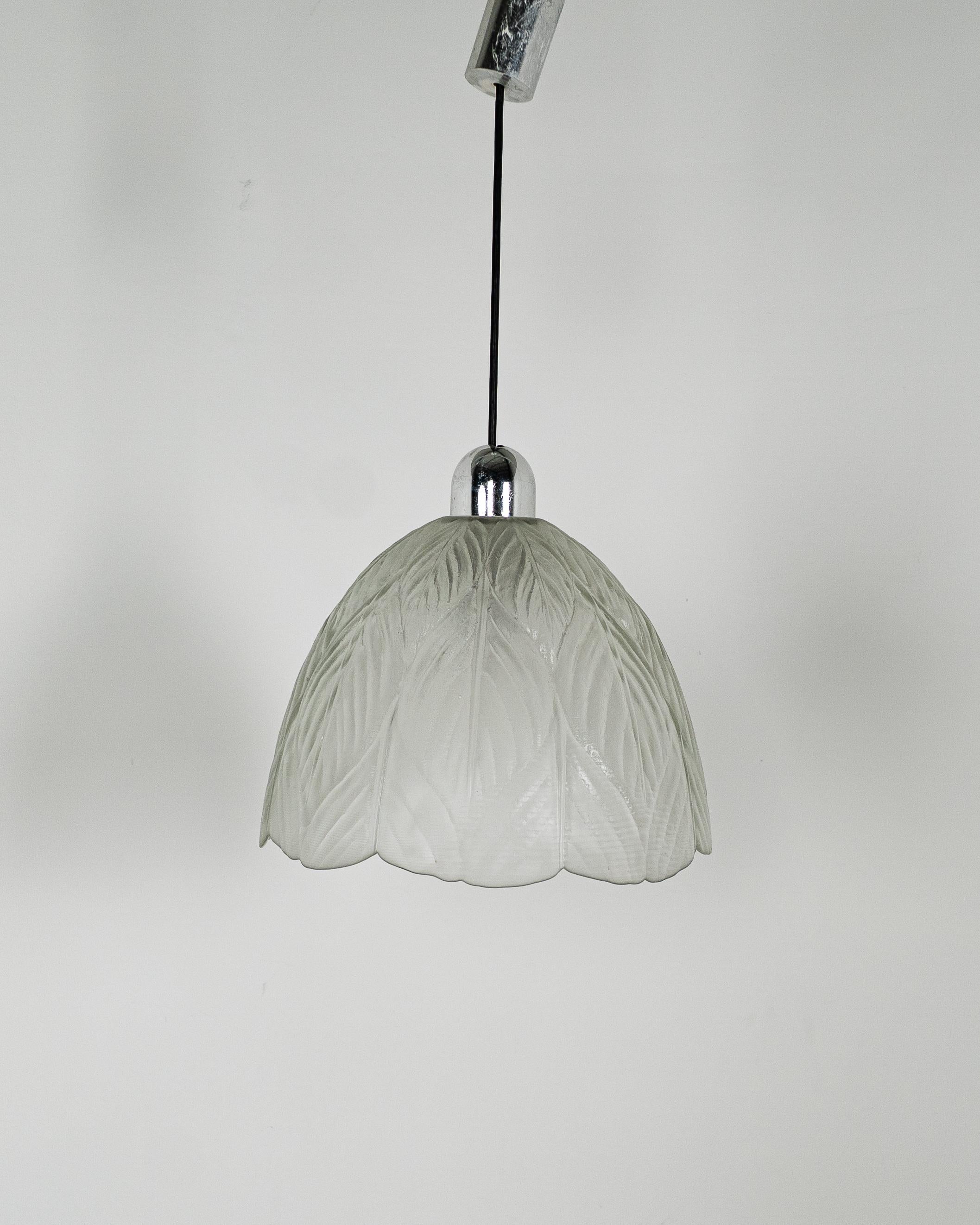 Lampada a sospensione Peill & Putzler

Elegante lampada a sospensione del rinomato marchio tedesco Peill & Putzler, noto per i suoi design in vetro di alta qualità della seconda metà del XX secolo. Questo modello è caratterizzato da un vetro